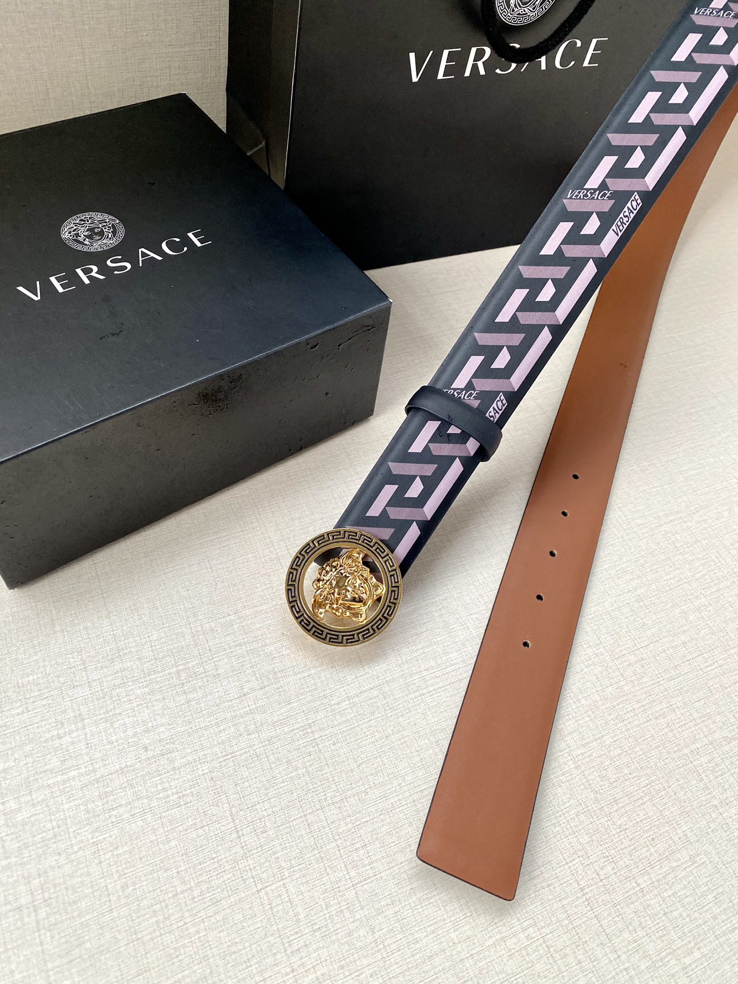  宽度4.0cm VERSACE此款个性皮带由皮革制成，饰有Royal Rebellion印花，配有标志