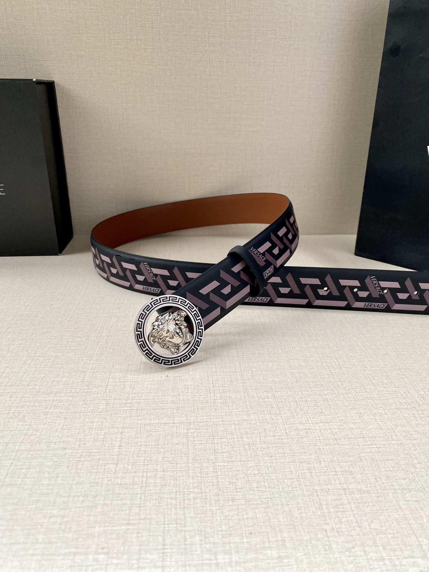  宽度4.0cm VERSACE此款个性皮带由皮革制成，饰有Royal Rebellion印花，配有标志