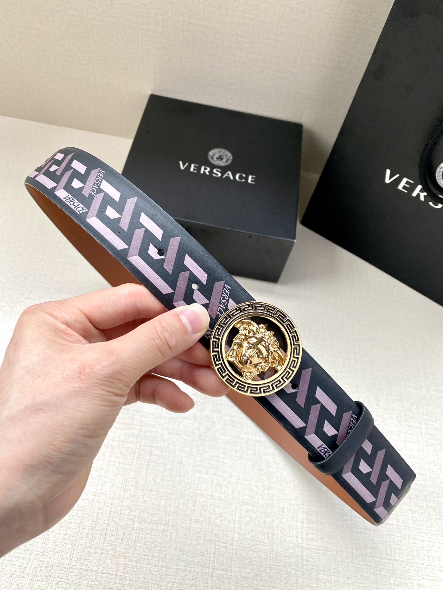  宽度4.0cm VERSACE此款个性皮带由皮革制成，饰有Royal Rebellion印花，配有标志