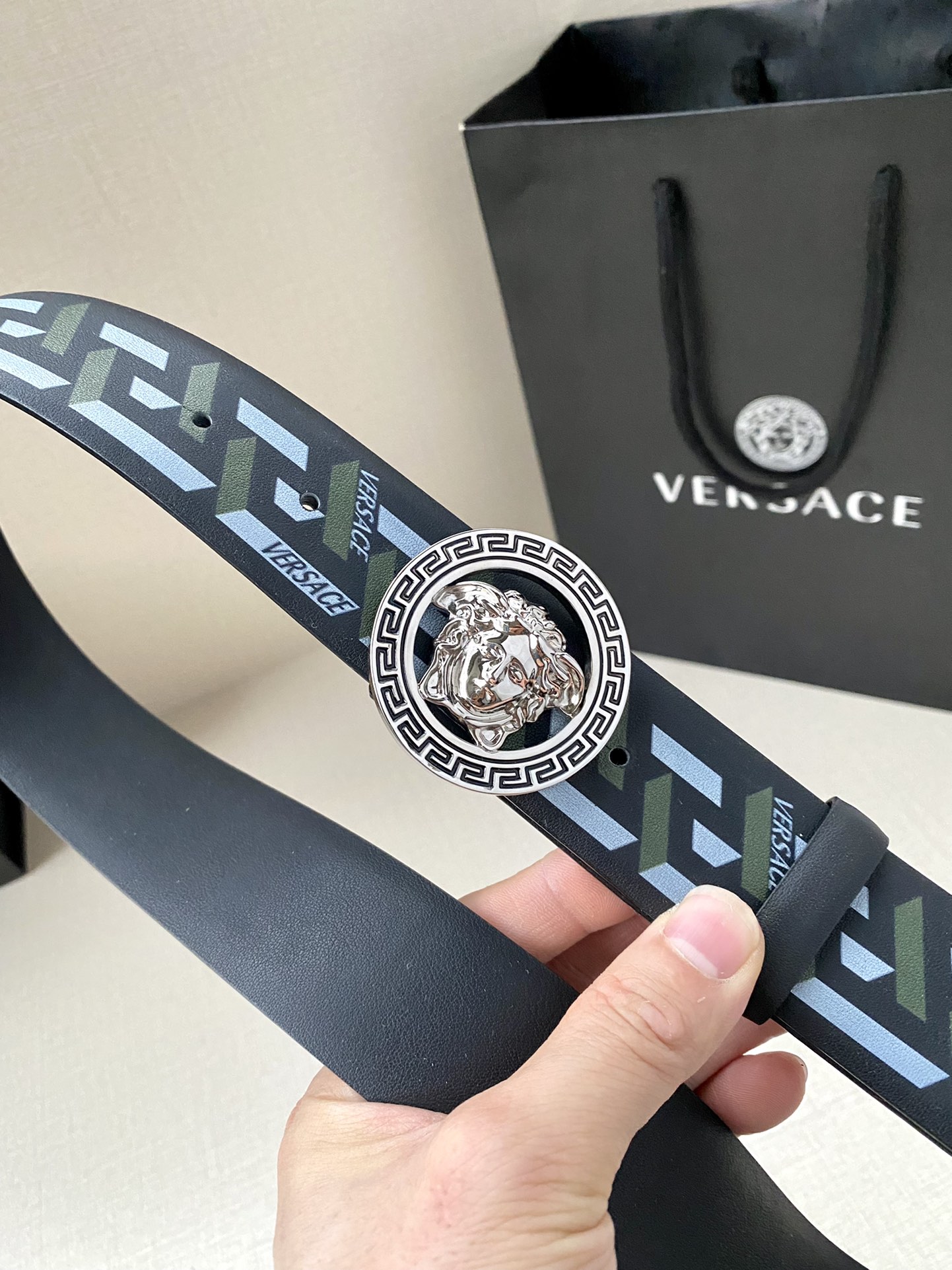  宽度4.0cm VERSACE此款个性皮带由皮革制成，饰有Royal Rebellion印花，配有标志