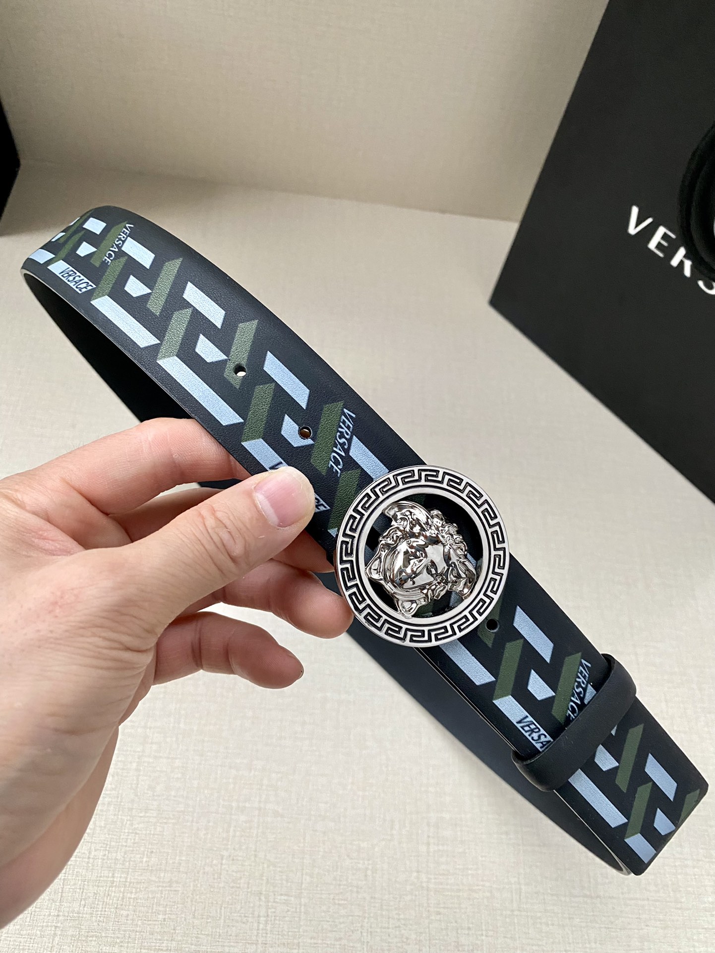  宽度4.0cm VERSACE此款个性皮带由皮革制成，饰有Royal Rebellion印花，配有标志