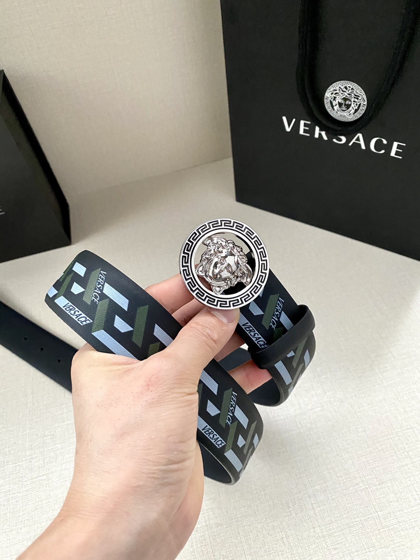  宽度4.0cm VERSACE此款个性皮带由皮革制成，饰有Royal Rebellion印花，配有标志