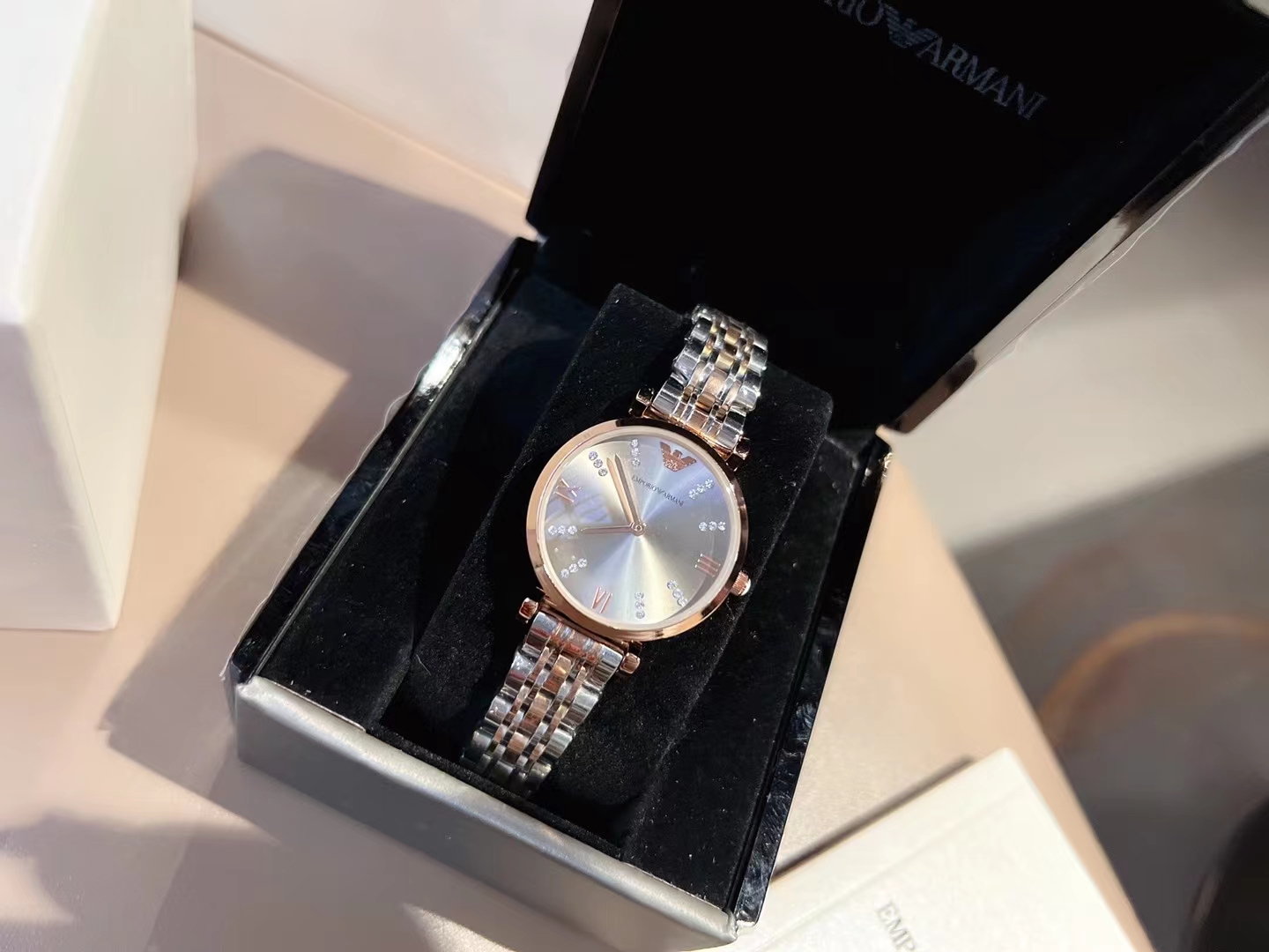 J0   阿玛尼 Armani  原单品质 情侣对表到货原单品质 进口 石英机芯全钢壳 蝴蝶扣 高版本跑量款 尺寸：30m 大量现货”},”from”:{“link”:”/static/index.html?t=1665931896380/theme_detail/A2017122015194909522/I202208101106595460001517