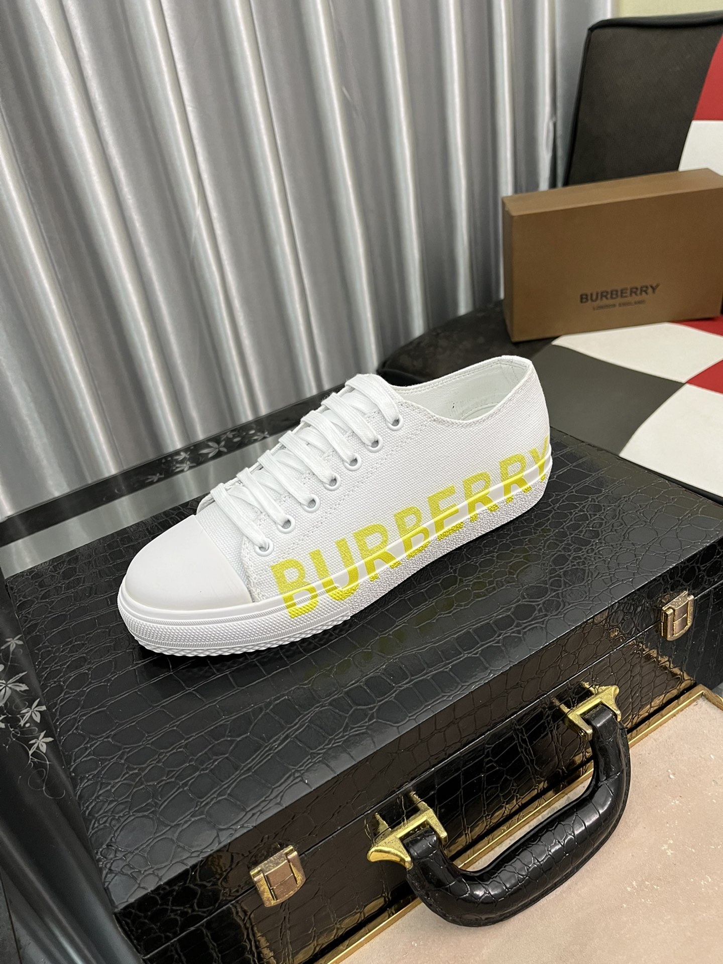 I5   Burberry 巴宝莉  最 2022精心打造，引爆全场不断创新的国际品牌 此款男士运动休闲鞋，原版版本，专柜一比一皮面材质，皮垫脚➕橡胶防滑大底，透气舒适以质量说话