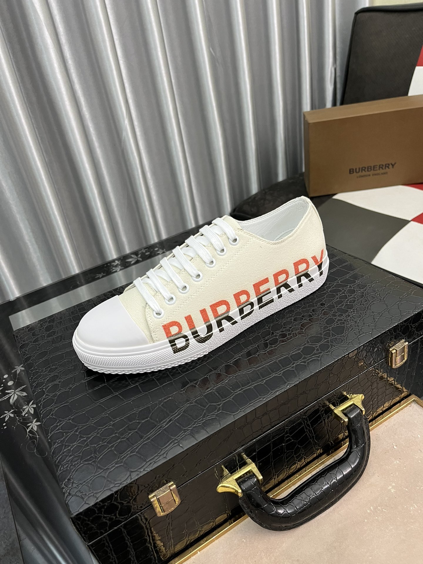 I5   Burberry 巴宝莉  最 2022精心打造，引爆全场不断创新的国际品牌 此款男士运动休闲鞋，原版版本，专柜一比一皮面材质，皮垫脚➕橡胶防滑大底，透气舒适以质量说话