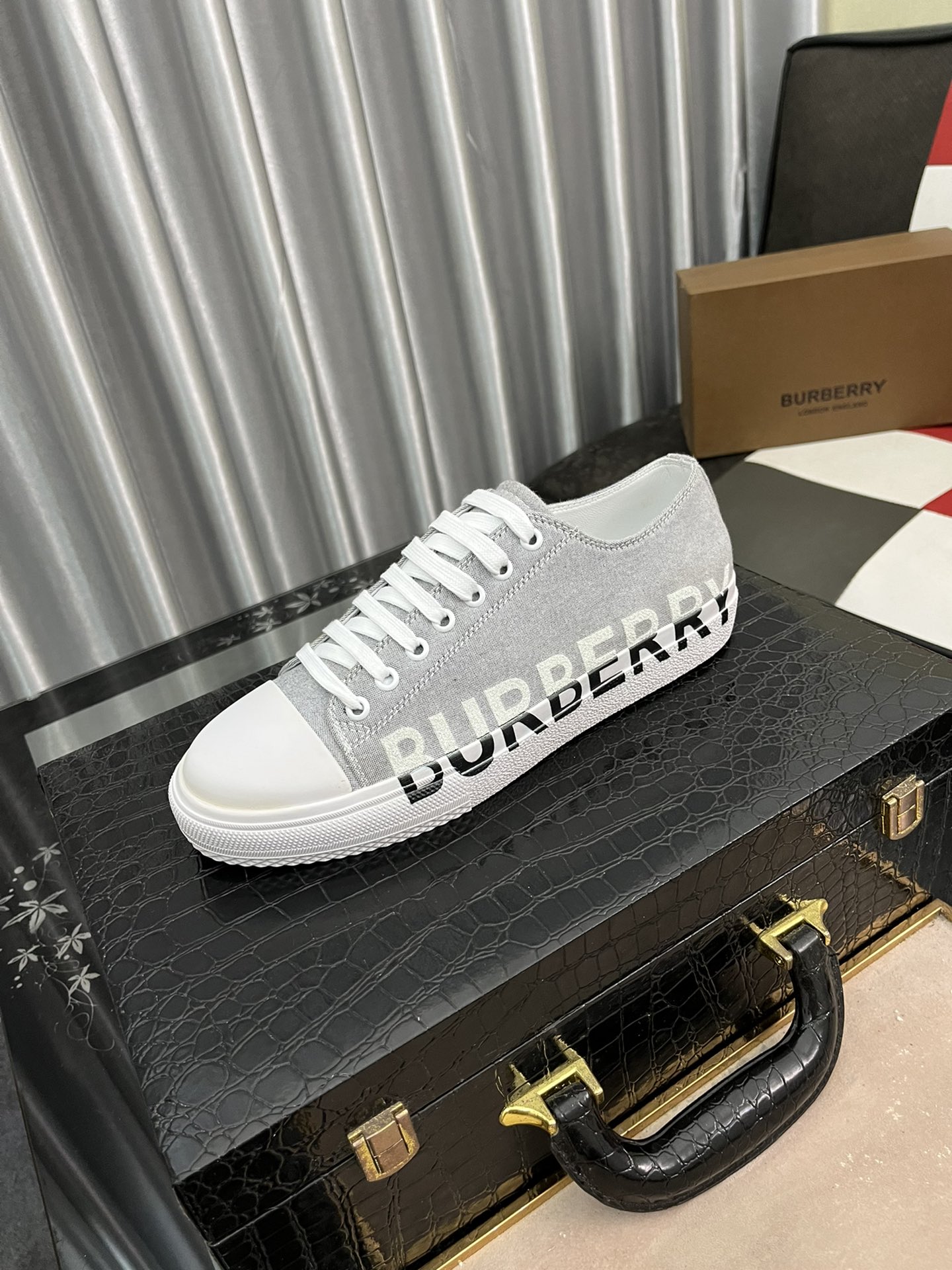 I5   Burberry 巴宝莉  最 2022精心打造，引爆全场不断创新的国际品牌 此款男士运动休闲鞋，原版版本，专柜一比一皮面材质，皮垫脚➕橡胶防滑大底，透气舒适以质量说话