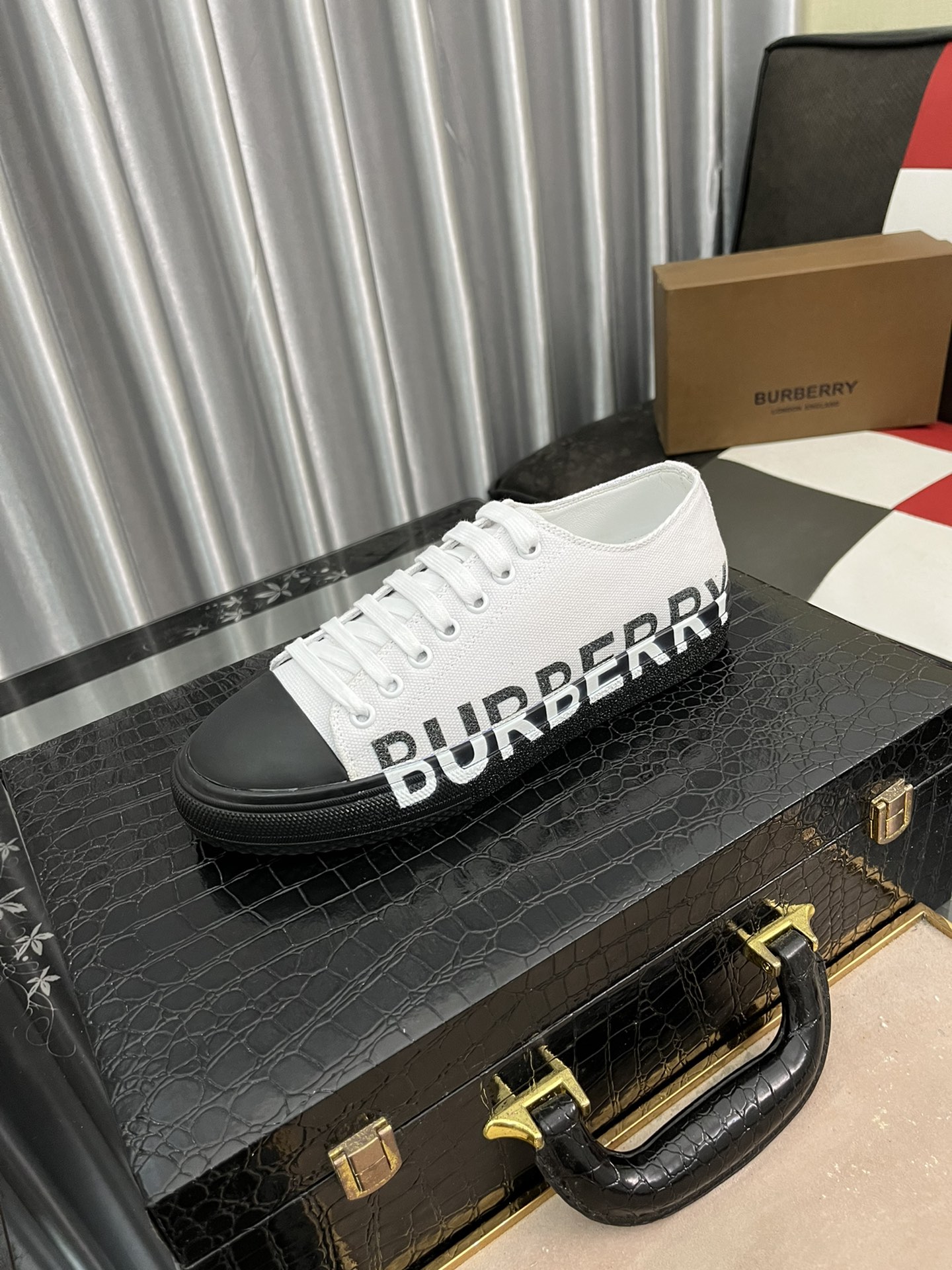 I5   Burberry 巴宝莉  最 2022精心打造，引爆全场不断创新的国际品牌 此款男士运动休闲鞋，原版版本，专柜一比一皮面材质，皮垫脚➕橡胶防滑大底，透气舒适以质量说话