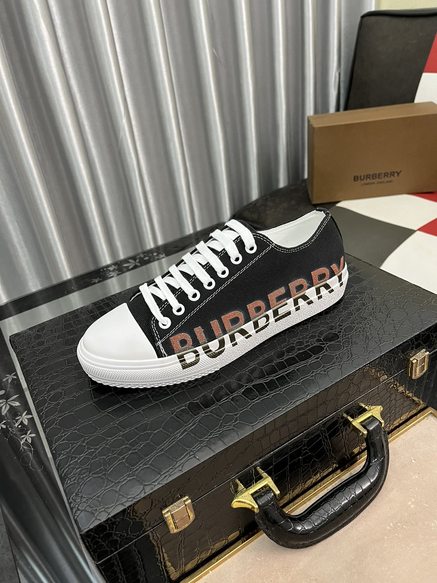 I5   Burberry 巴宝莉  最 2022精心打造，引爆全场不断创新的国际品牌 此款男士运动休闲鞋，原版版本，专柜一比一皮面材质，皮垫脚➕橡胶防滑大底，透气舒适以质量说话