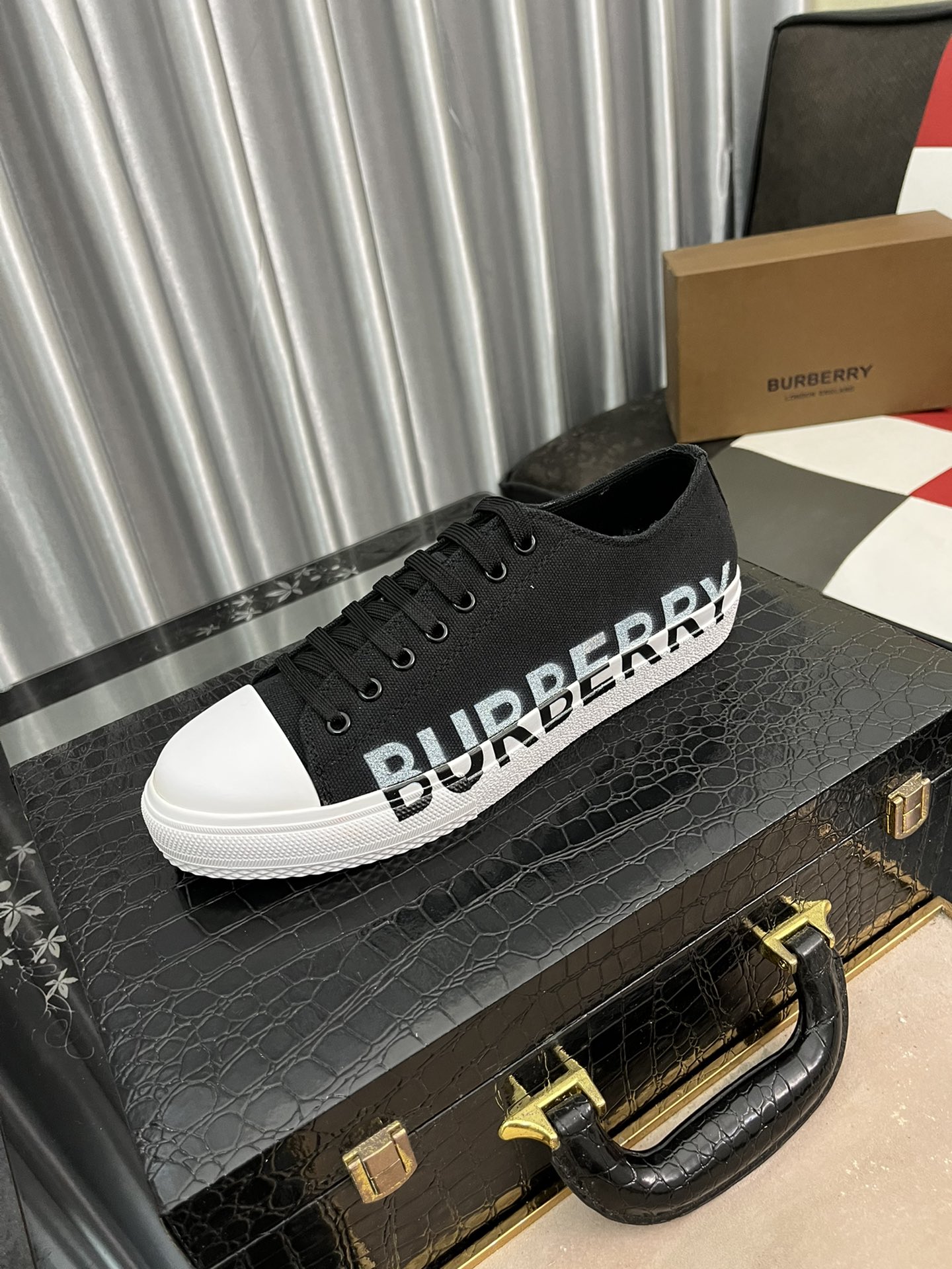 I5   Burberry 巴宝莉  最 2022精心打造，引爆全场不断创新的国际品牌 此款男士运动休闲鞋，原版版本，专柜一比一皮面材质，皮垫脚➕橡胶防滑大底，透气舒适以质量说话