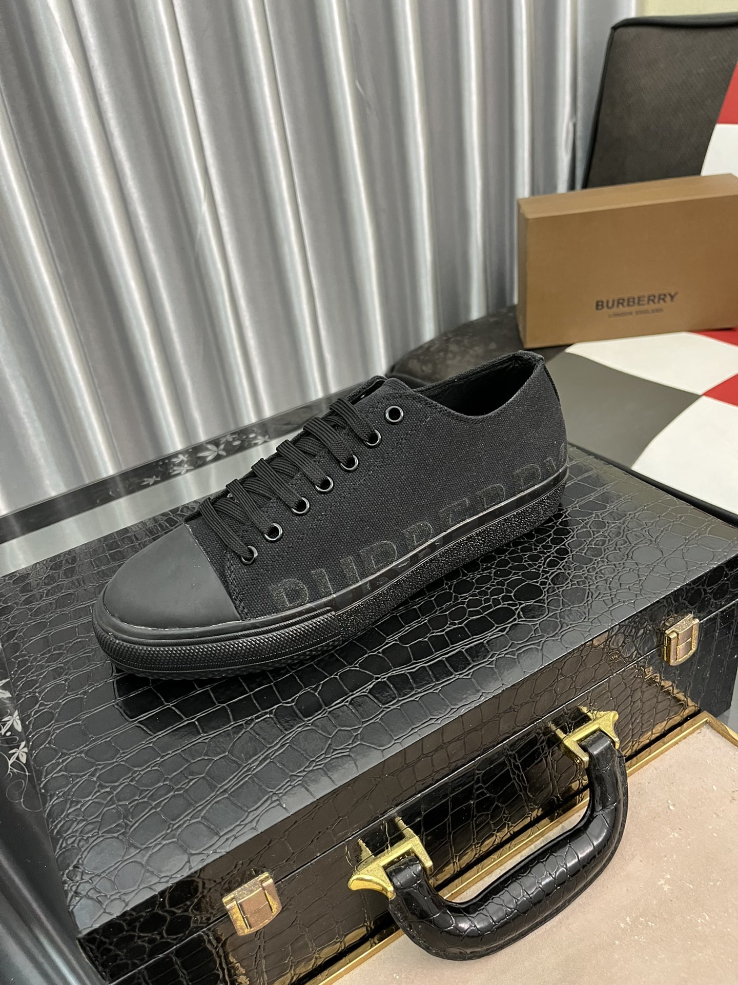 I5   Burberry 巴宝莉  最 2022精心打造，引爆全场不断创新的国际品牌 此款男士运动休闲鞋，原版版本，专柜一比一皮面材质，皮垫脚➕橡胶防滑大底，透气舒适以质量说话