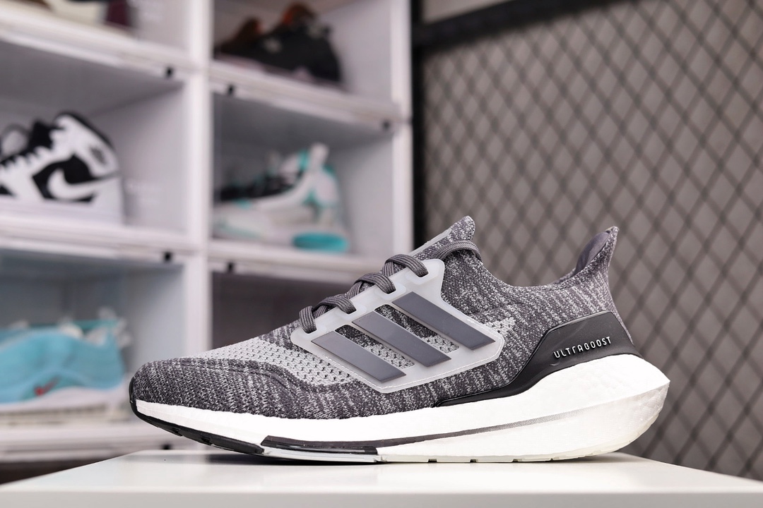 H0 Adidas Ultra Boost 21 Consortium 阿迪达斯新款厚底爆米花跑鞋 较UB20增加6%Boost，全掌Boost将缓震和能量回馈再一次进行了升级，提供更好的舒适穿着体验，UB7.0 J5 oPrimeknit编织工艺，S型Heel Counter提供更加精准锁定后跟，带来出众的后跟包裹，LEP创新大底延续马牌橡胶大底，同时新加入LEP结构，为每一步提供更多动力及更好回弹。