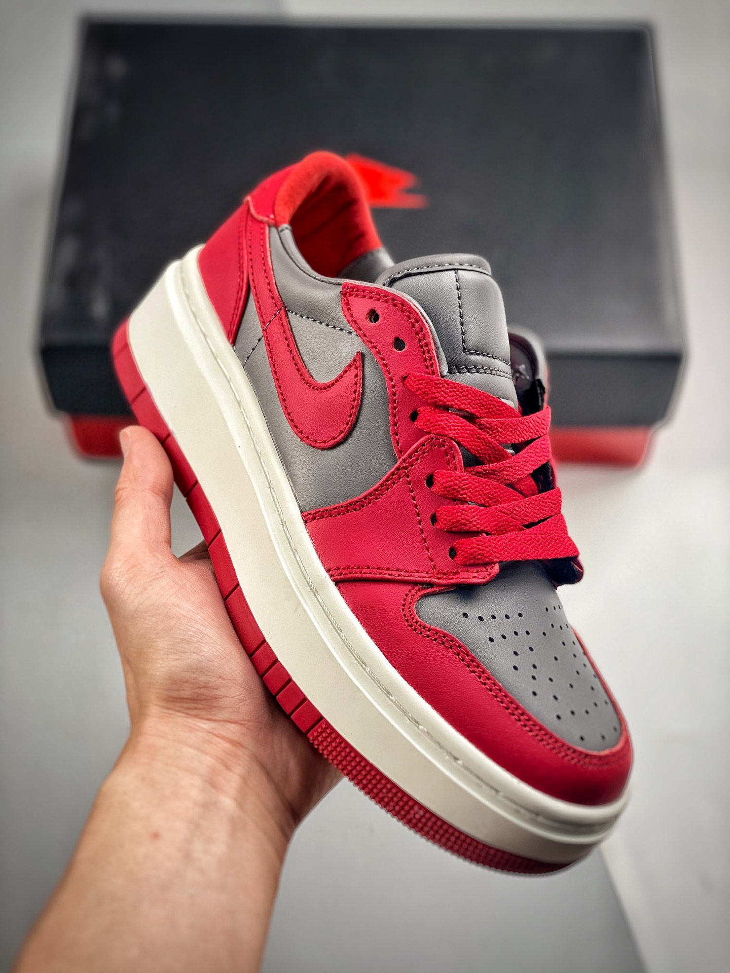 -2 Air Jordan 1 LV8D Elevated "Bred" Air Jordan 1 LV8D Elevated 整体配色以经典的白蓝为主调，鞋垫使用软木塞设计，特别之处在于中底经过了加厚处理，带来显著的增高效果。该款在设计…