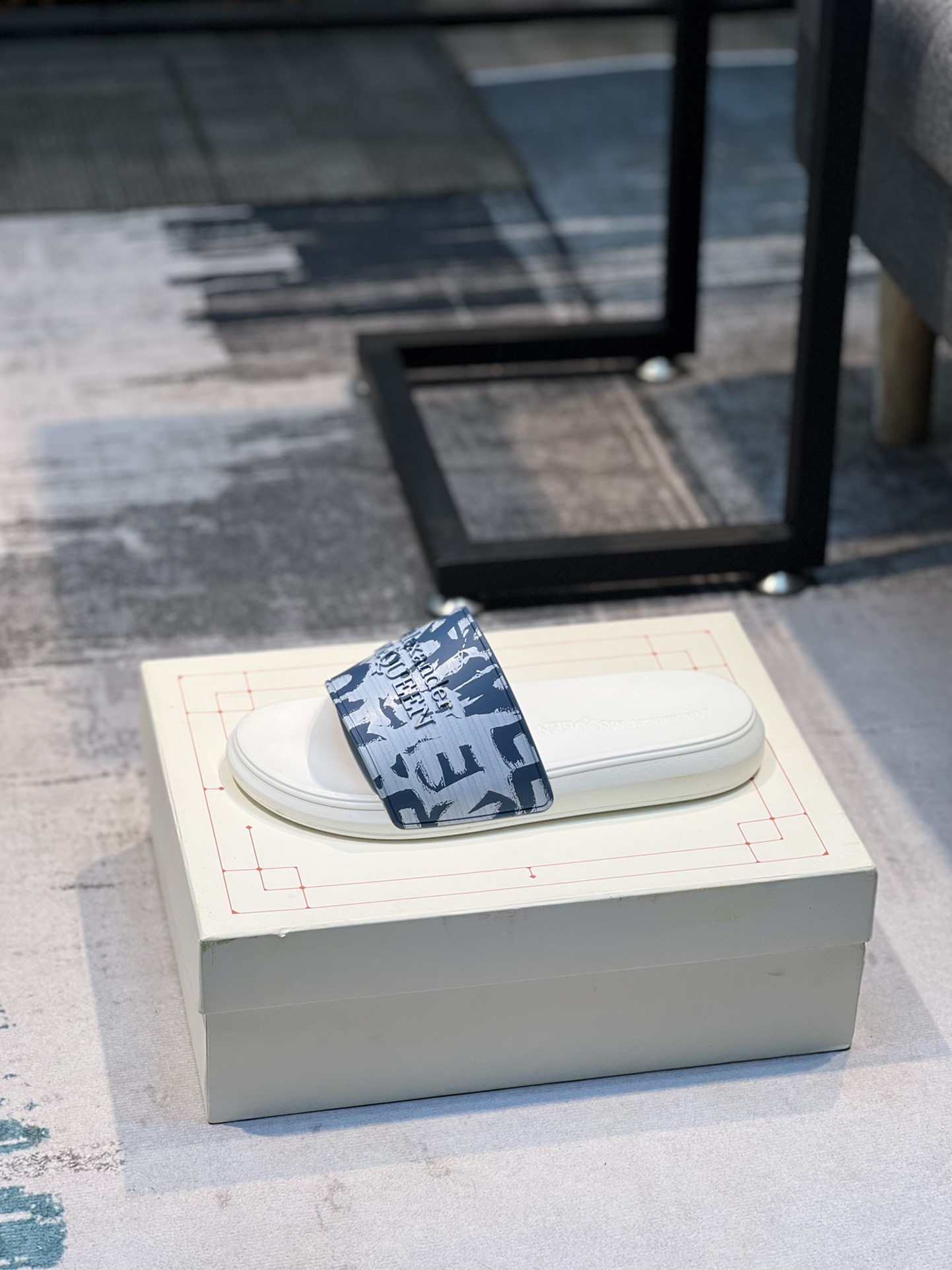 H0   麦昆 Alexander McQueen ~ 情侣款👫 最火爆的品牌logo，标准性凉鞋拖鞋，众多网红同款，软踏踏的原版鞋底，鞋面为PVC品牌标志性logo，非常时尚沙滩拖鞋，这个夏天不能错过时尚单品。