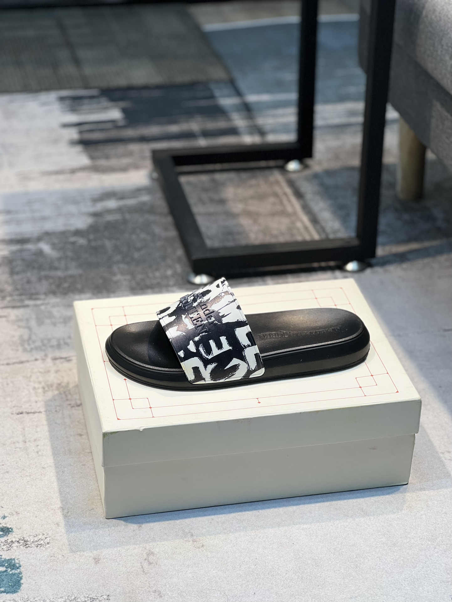 H0   麦昆 Alexander McQueen ~ 情侣款👫 最火爆的品牌logo，标准性凉鞋拖鞋，众多网红同款，软踏踏的原版鞋底，鞋面为PVC品牌标志性logo，非常时尚沙滩拖鞋，这个夏天不能错过时尚单品。