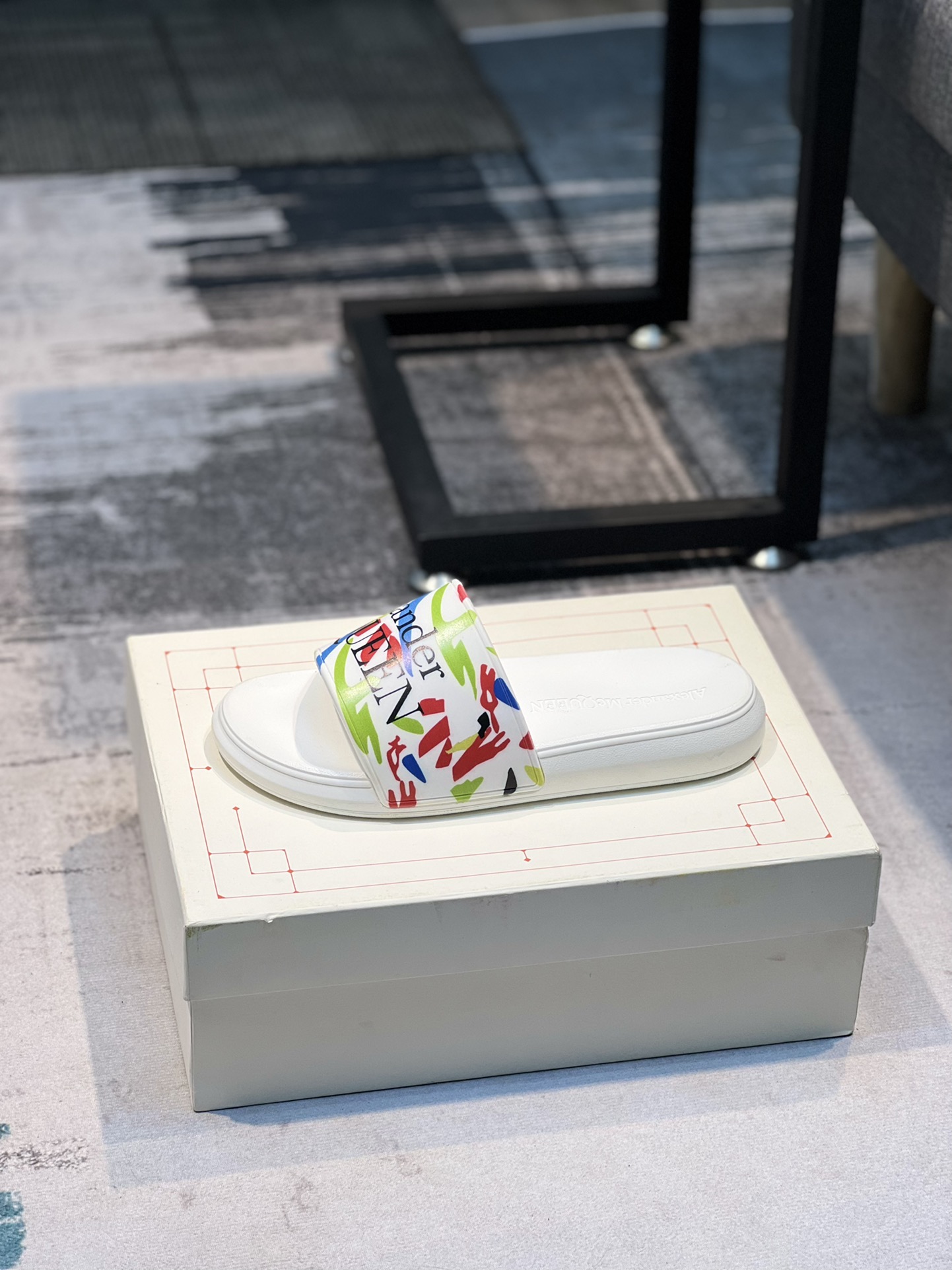 H0   麦昆 Alexander McQueen ~ 情侣款👫 最火爆的品牌logo，标准性凉鞋拖鞋，众多网红同款，软踏踏的原版鞋底，鞋面为PVC品牌标志性logo，非常时尚沙滩拖鞋，这个夏天不能错过时尚单品。