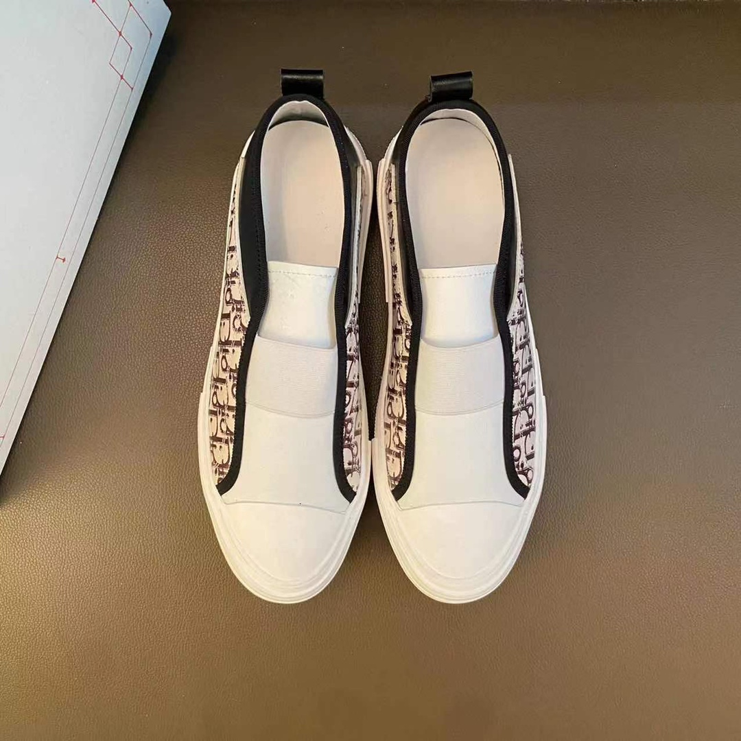 I0  高品质😍 欧美大师设计简洁高档大气，专柜品质值得信赖，面料进口顶级牛皮 。😍 羊皮内里🐑 做工精细，专柜原版大底，上脚舒适百搭，潮男乐福专属定制，小 麦昆 Alexander McQueen  适合司机户外行车🚗 休闲鞋系列之首 男鞋