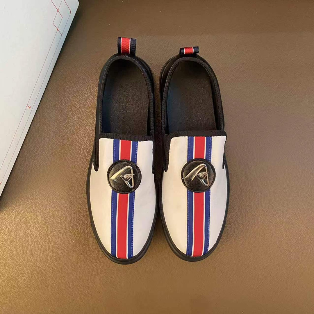 I0  高品质😍 欧美大师设计简洁高档大气，专柜品质值得信赖，面料进口顶级牛皮 。😍 羊皮内里🐑 做工精细，专柜原版大底，上脚舒适百搭，潮男乐福专属定制，小 麦昆 Alexander McQueen  适合司机户外行车🚗 休闲鞋系列之首 男鞋