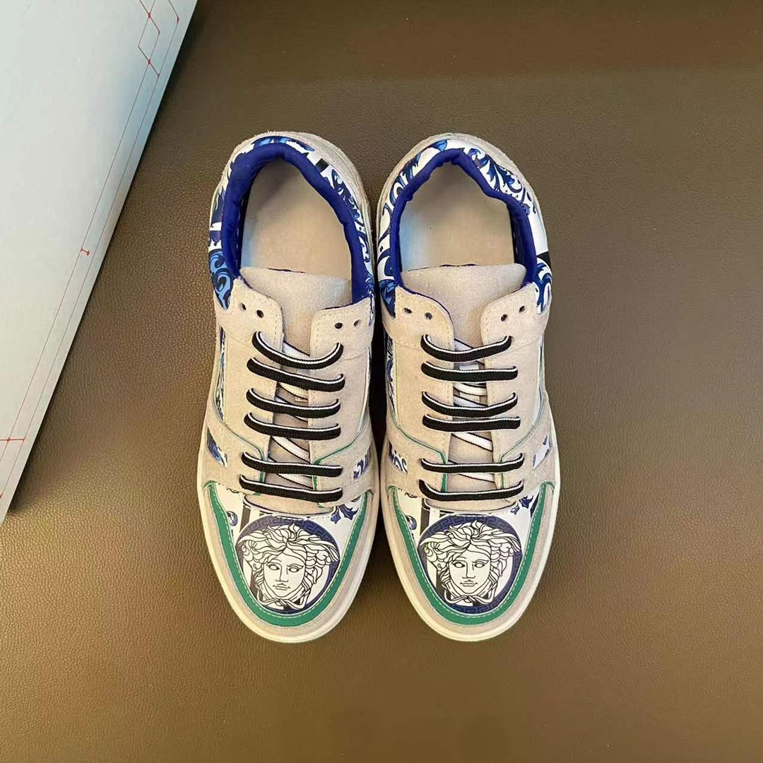 I0  高品质😍 欧美大师设计简洁高档大气，专柜品质值得信赖，面料进口顶级牛皮 。😍 羊皮内里🐑 做工精细，专柜原版大底，上脚舒适百搭，潮男乐福专属定制，小 麦昆 Alexander McQueen  适合司机户外行车🚗 休闲鞋系列之首 男鞋