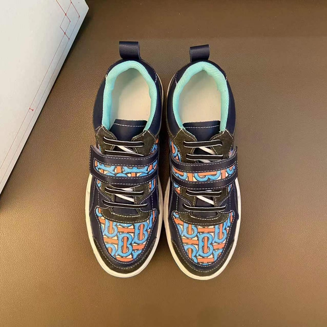 I0  高品质😍 欧美大师设计简洁高档大气，专柜品质值得信赖，面料进口顶级牛皮 。😍 羊皮内里🐑 做工精细，专柜原版大底，上脚舒适百搭，潮男乐福专属定制，小 麦昆 Alexander McQueen  适合司机户外行车🚗 休闲鞋系列之首 男鞋