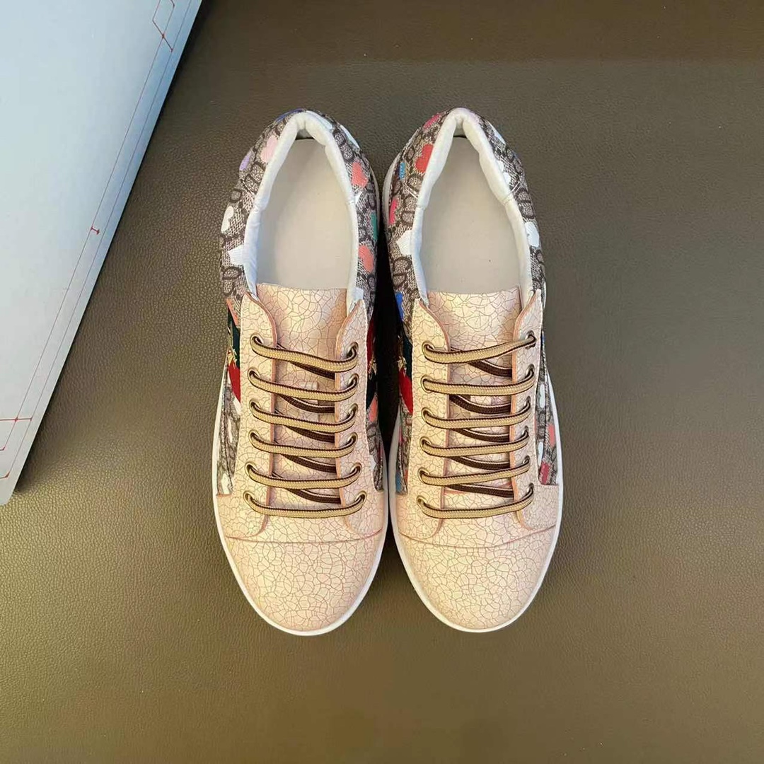 I0  高品质😍 欧美大师设计简洁高档大气，专柜品质值得信赖，面料进口顶级牛皮 。😍 羊皮内里🐑 做工精细，专柜原版大底，上脚舒适百搭，潮男乐福专属定制，小 麦昆 Alexander McQueen  适合司机户外行车🚗 休闲鞋系列之首 男鞋