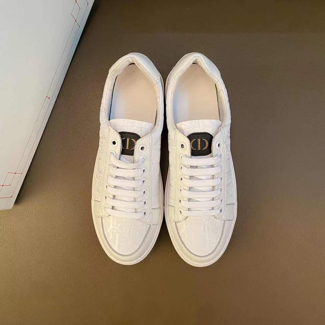 I0  高品质😍 欧美大师设计简洁高档大气，专柜品质值得信赖，面料进口顶级牛皮 。😍 羊皮内里🐑 做工精细，专柜原版大底，上脚舒适百搭，潮男乐福专属定制，小 麦昆 Alexander McQueen  适合司机户外行车🚗 休闲鞋系列之首 男鞋