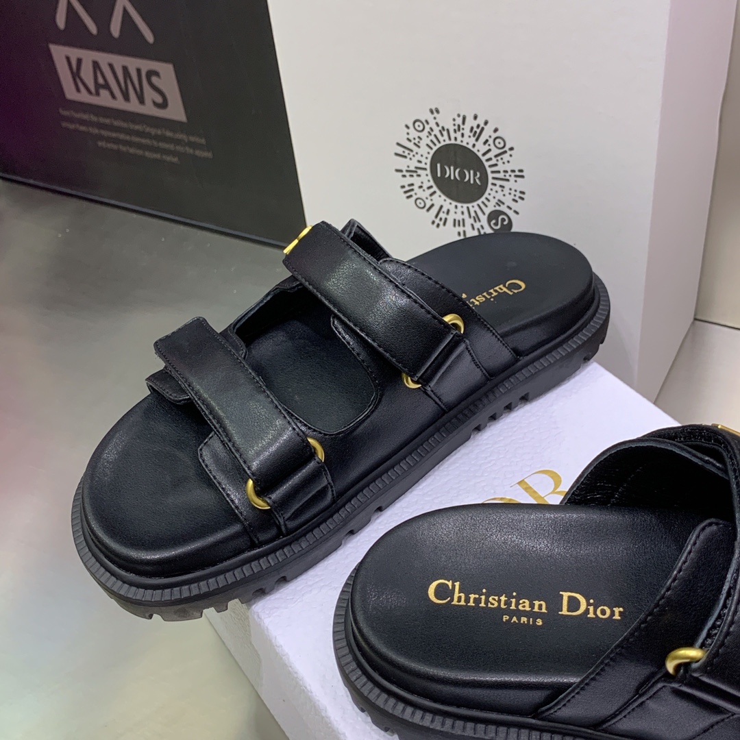 💰💰190💰💰 女鞋工厂
迪奥 Dior 2022春夏新款 Act 磨术贴厚底休闲女鞋 CD字母logo五金扣露趾拖鞋 明星同款平底圆头复古沙滩鞋 市场顶级版本
材质:鞋面进口小牛皮/进口金属牛皮+牛皮垫脚+水染羊皮内里+原版开模T💰💰U大底
Size:34-41(34.40.41定制不退换)