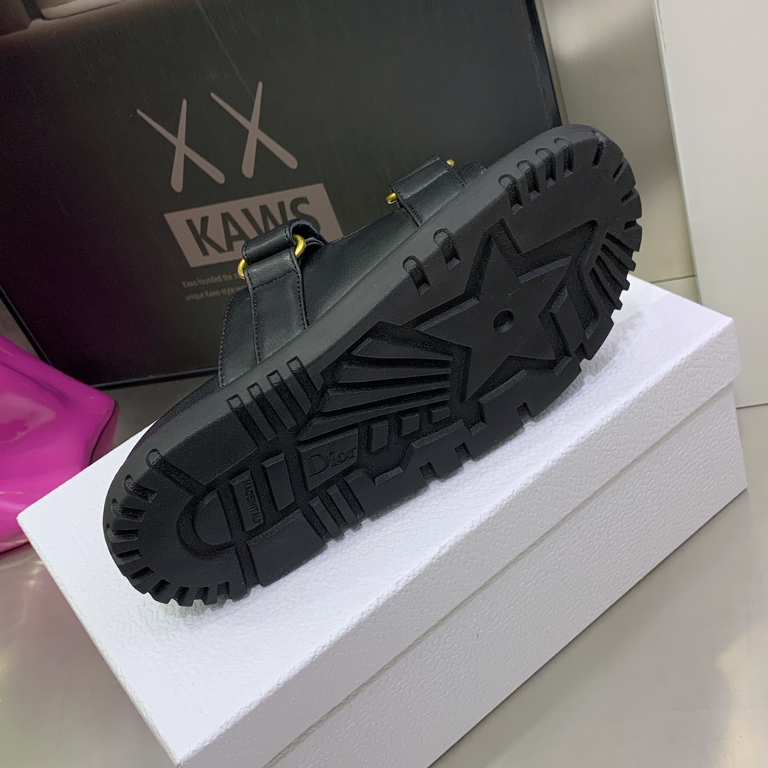 💰💰190💰💰 女鞋工厂
迪奥 Dior 2022春夏新款 Act 磨术贴厚底休闲女鞋 CD字母logo五金扣露趾拖鞋 明星同款平底圆头复古沙滩鞋 市场顶级版本
材质:鞋面进口小牛皮/进口金属牛皮+牛皮垫脚+水染羊皮内里+原版开模T💰💰U大底
Size:34-41(34.40.41定制不退换)