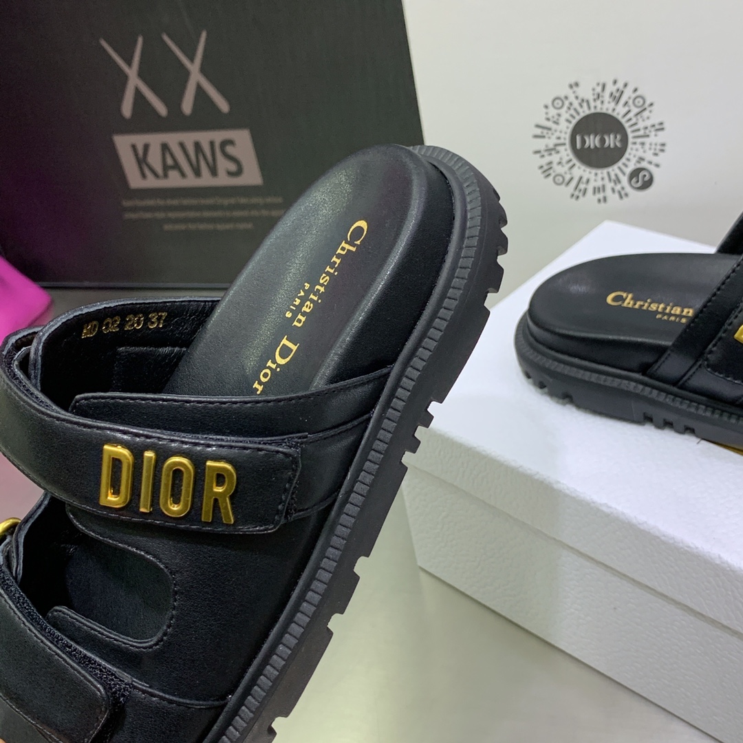💰💰190💰💰 女鞋工厂
迪奥 Dior 2022春夏新款 Act 磨术贴厚底休闲女鞋 CD字母logo五金扣露趾拖鞋 明星同款平底圆头复古沙滩鞋 市场顶级版本
材质:鞋面进口小牛皮/进口金属牛皮+牛皮垫脚+水染羊皮内里+原版开模T💰💰U大底
Size:34-41(34.40.41定制不退换)