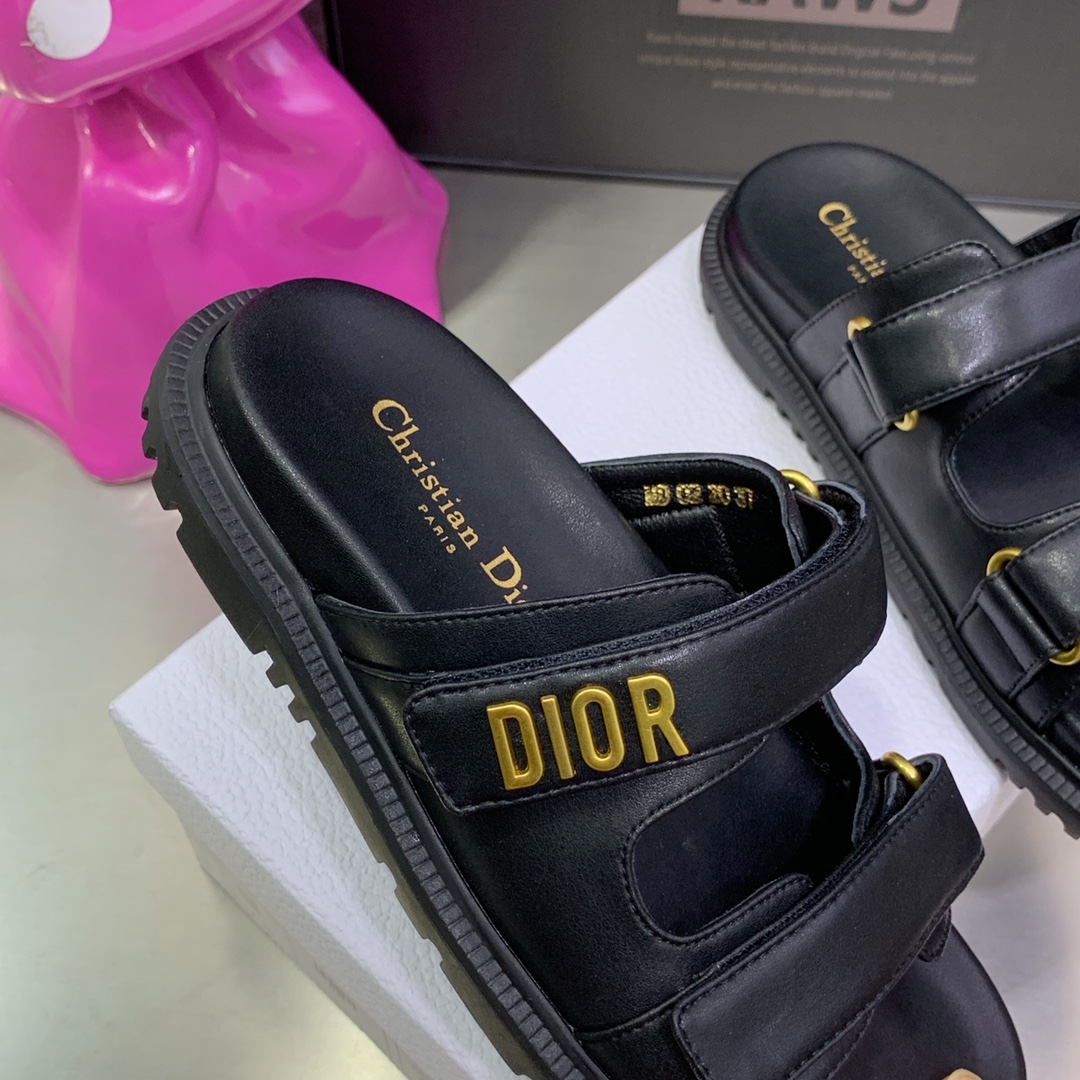 💰💰190💰💰 女鞋工厂
迪奥 Dior 2022春夏新款 Act 磨术贴厚底休闲女鞋 CD字母logo五金扣露趾拖鞋 明星同款平底圆头复古沙滩鞋 市场顶级版本
材质:鞋面进口小牛皮/进口金属牛皮+牛皮垫脚+水染羊皮内里+原版开模T💰💰U大底
Size:34-41(34.40.41定制不退换)