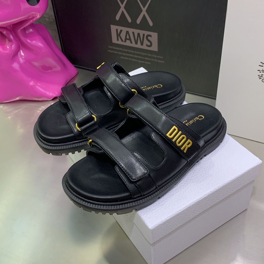 💰💰190💰💰 女鞋工厂
迪奥 Dior 2022春夏新款 Act 磨术贴厚底休闲女鞋 CD字母logo五金扣露趾拖鞋 明星同款平底圆头复古沙滩鞋 市场顶级版本
材质:鞋面进口小牛皮/进口金属牛皮+牛皮垫脚+水染羊皮内里+原版开模T💰💰U大底
Size:34-41(34.40.41定制不退换)