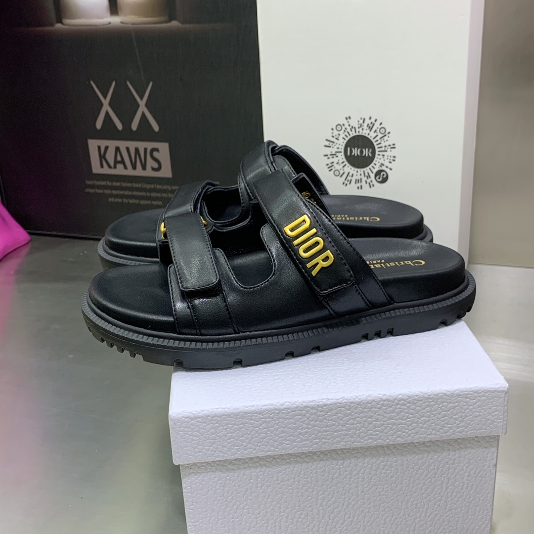 💰💰190💰💰 女鞋工厂
迪奥 Dior 2022春夏新款 Act 磨术贴厚底休闲女鞋 CD字母logo五金扣露趾拖鞋 明星同款平底圆头复古沙滩鞋 市场顶级版本
材质:鞋面进口小牛皮/进口金属牛皮+牛皮垫脚+水染羊皮内里+原版开模T💰💰U大底
Size:34-41(34.40.41定制不退换)