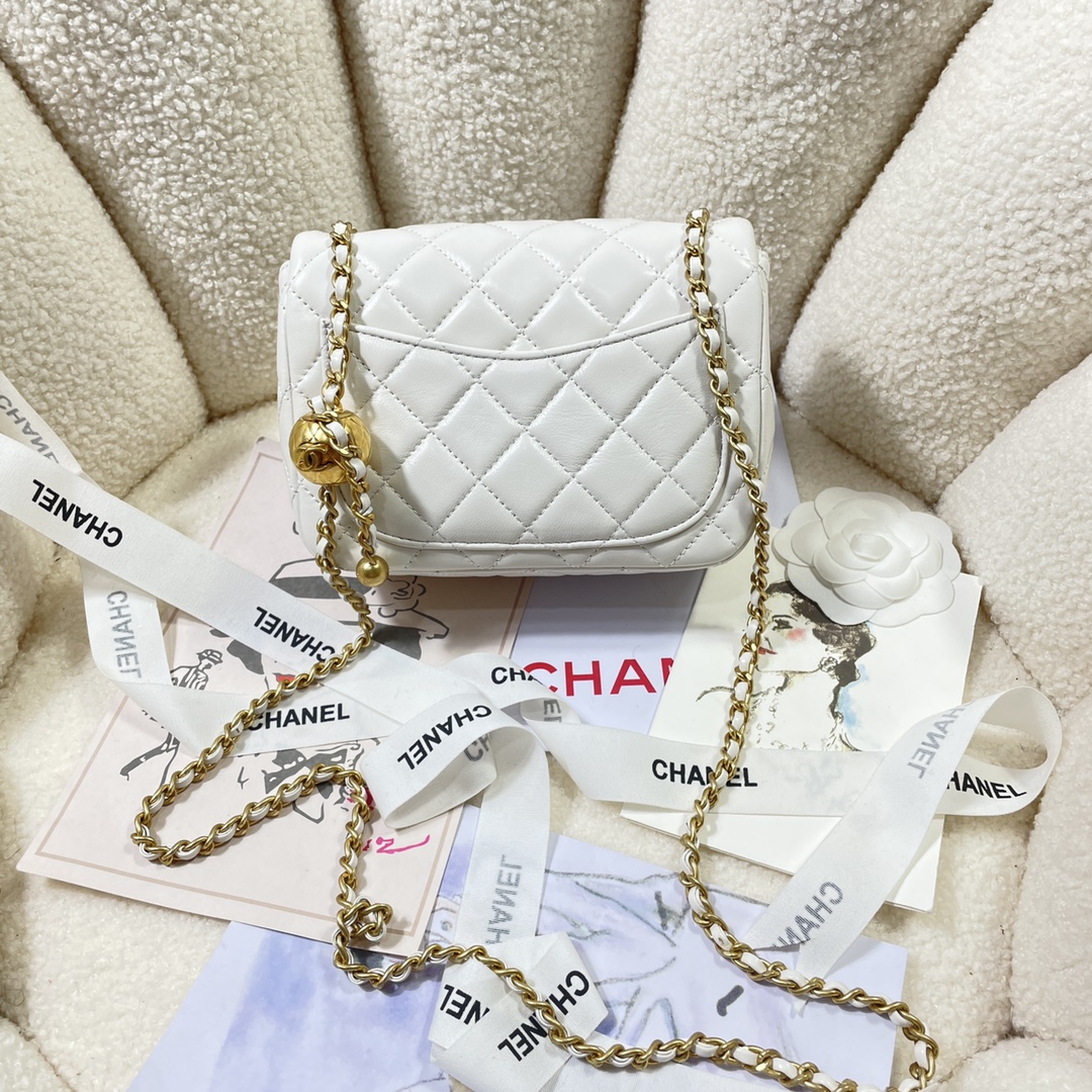 Chanel Style White Shoulder Bag style reference detail image 2 from source 776580