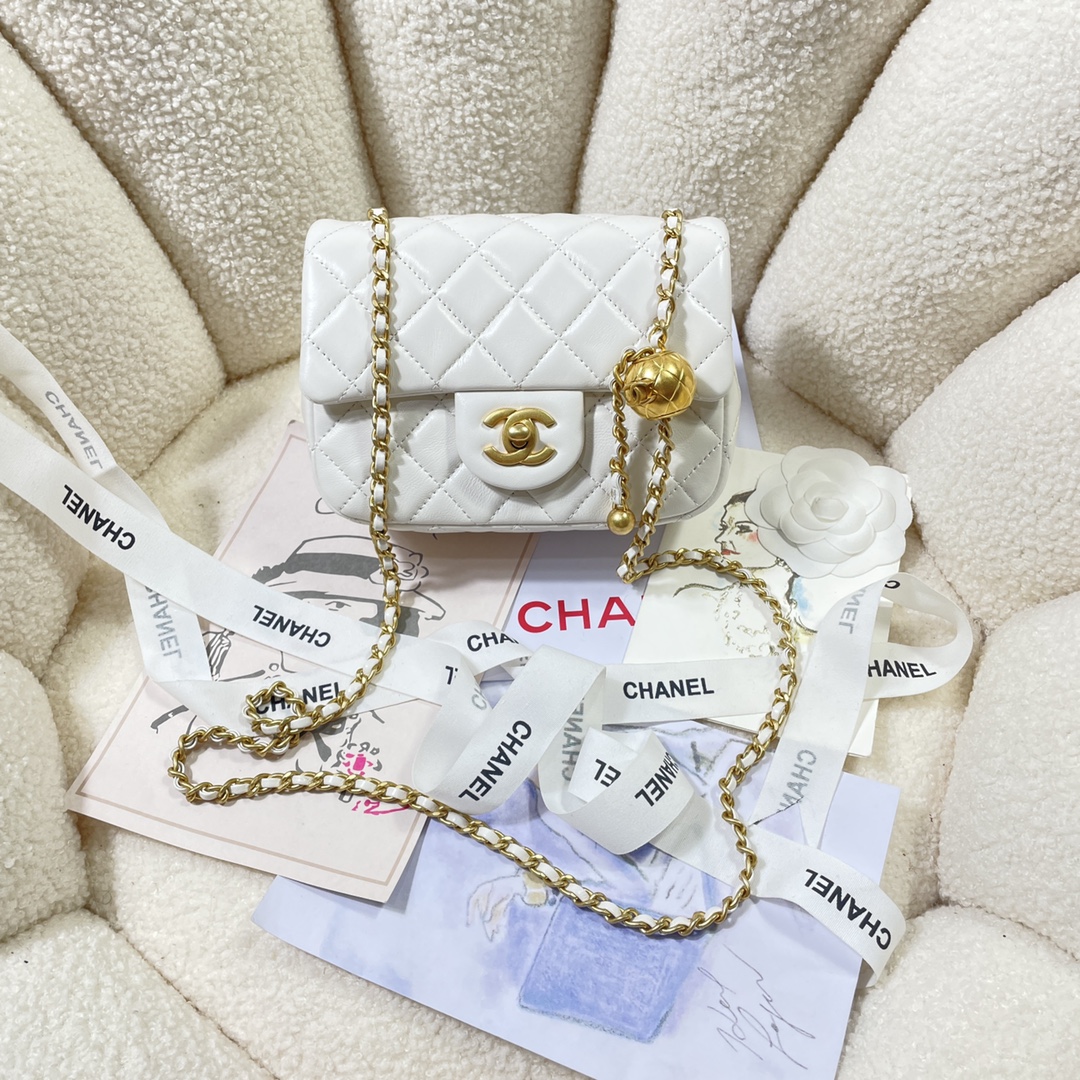 Chanel Style White Shoulder Bag style reference detail image 1 from source 776580
