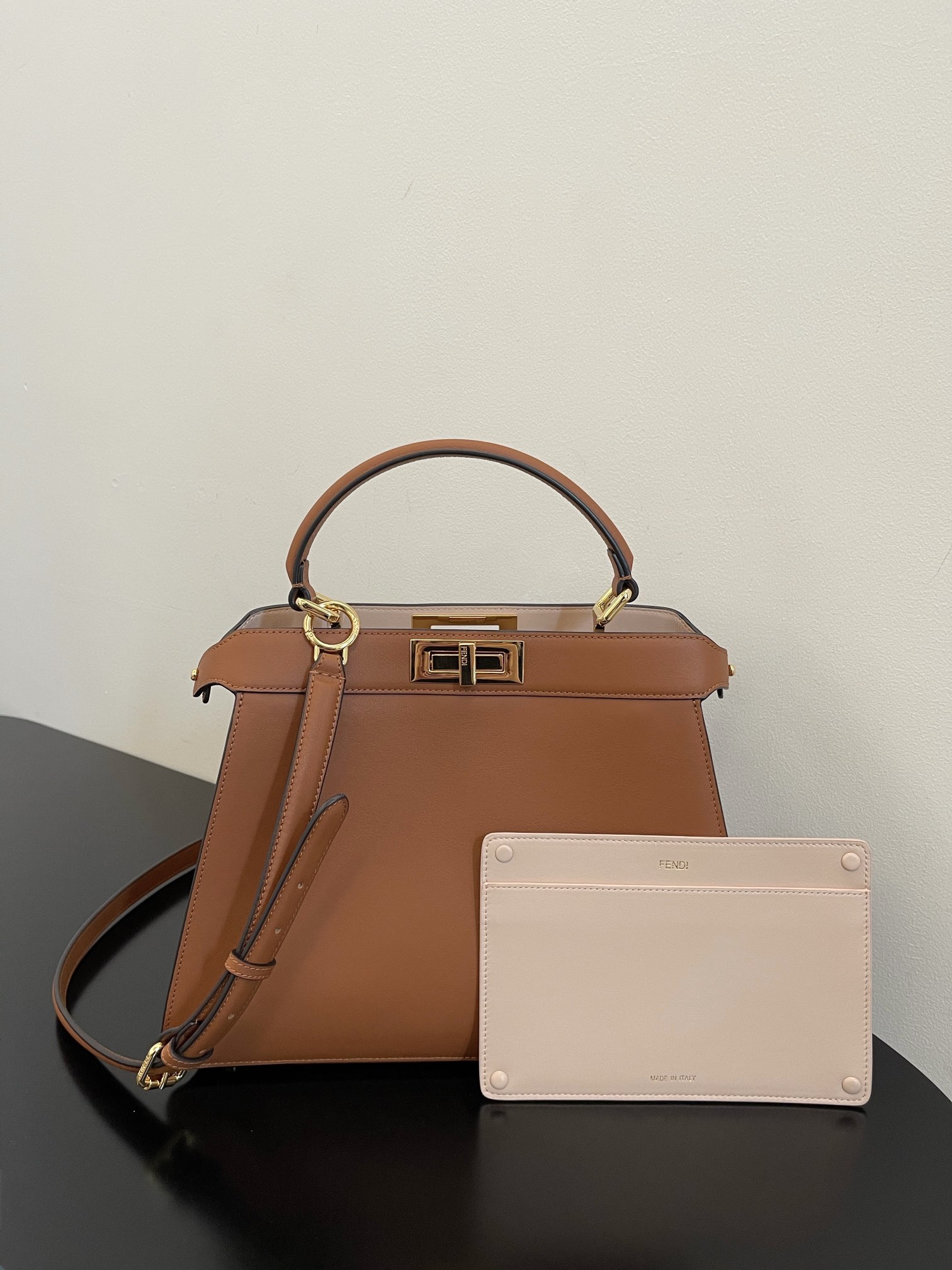 P900 Original FENDI peekaboo ISEEU Medium Handbag👜, continuing the classic trapezoidal silhouette and square twist loc…