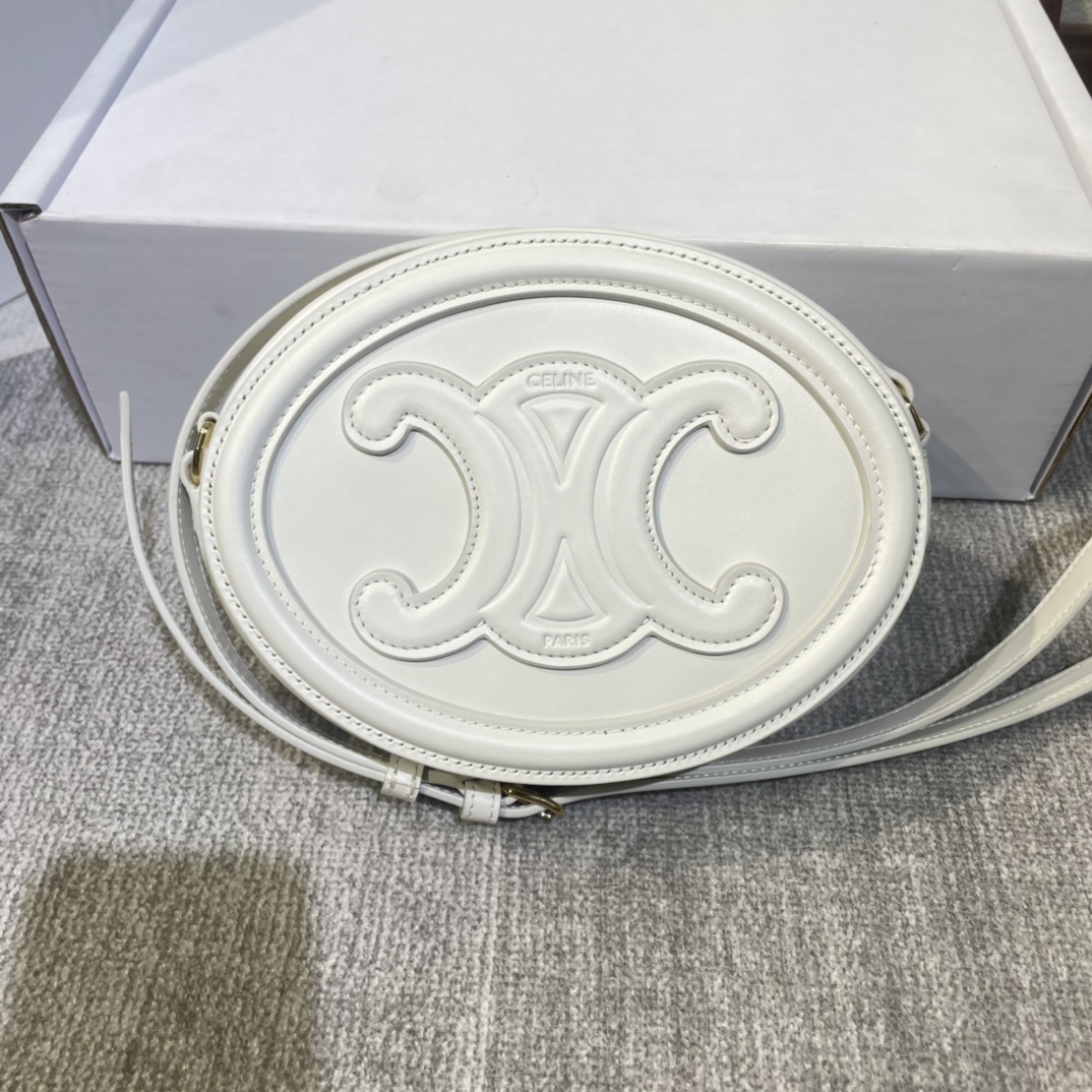 NO:209522,Celin Small Round Cake 198603# Small mobile phone bag, with great appearance, casual styling, a must-have street photography!  Size 20 15 6cm [with original gift box], Celine, Celine, Celine19860909Celin 小圆饼 198603# 小号手机包,颜值爆表,随意凹造型,街拍必备！尺寸20 15 6cm【配原厂礼品盒】,赛琳celine,celine,celine,Bag