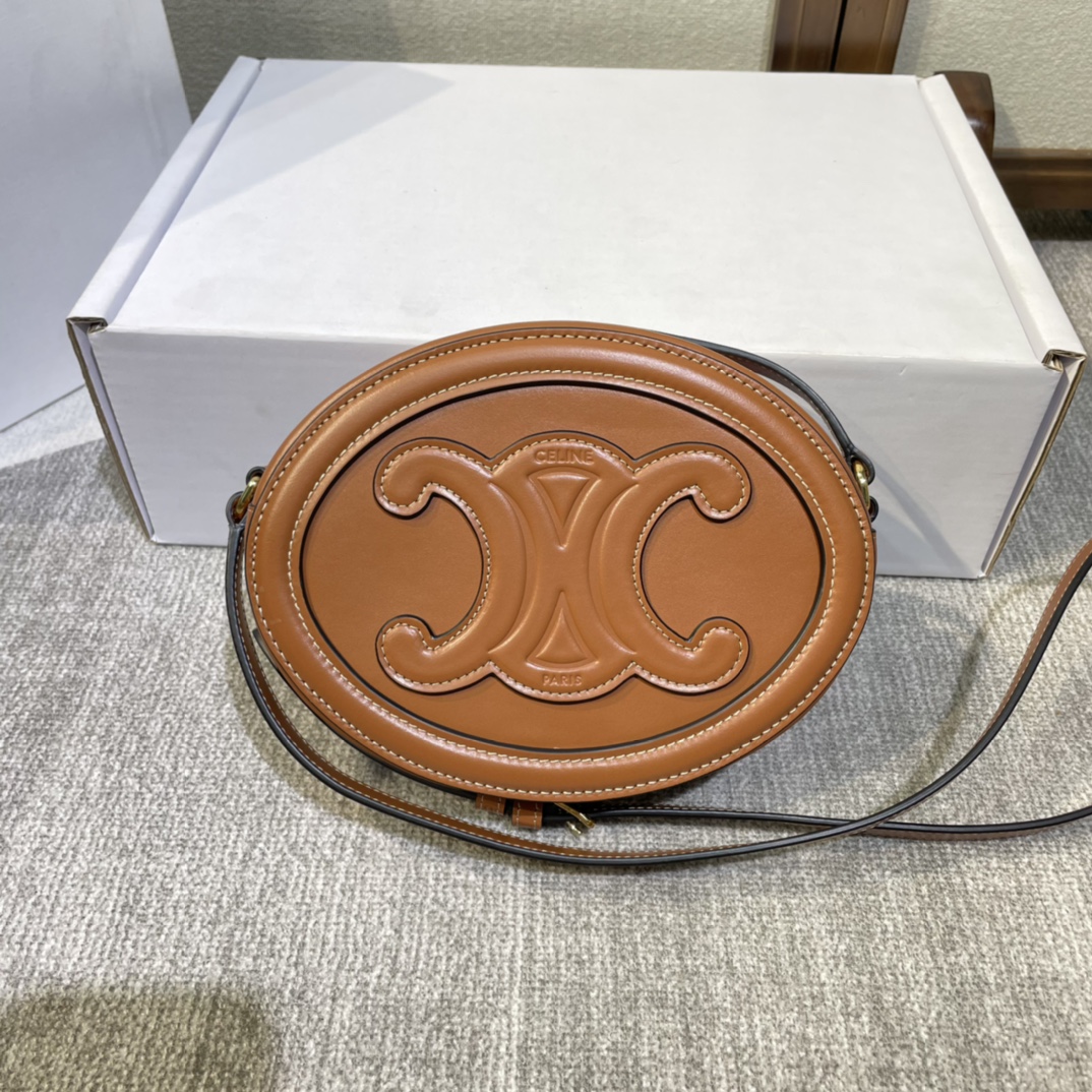 NO:209530,Celin Small Round Cake 198603# Small mobile phone bag, with great appearance, casual styling, a must-have street photography!  Size 20 15 6cm [with original gift box], Celine, Celine, Celine19860909Celin小圆饼 198603# 小号手机包,颜值爆表,随意凹造型,街拍必备！尺寸20 15 6cm【配原厂礼品盒】,赛琳celine,celine,celine,Bag