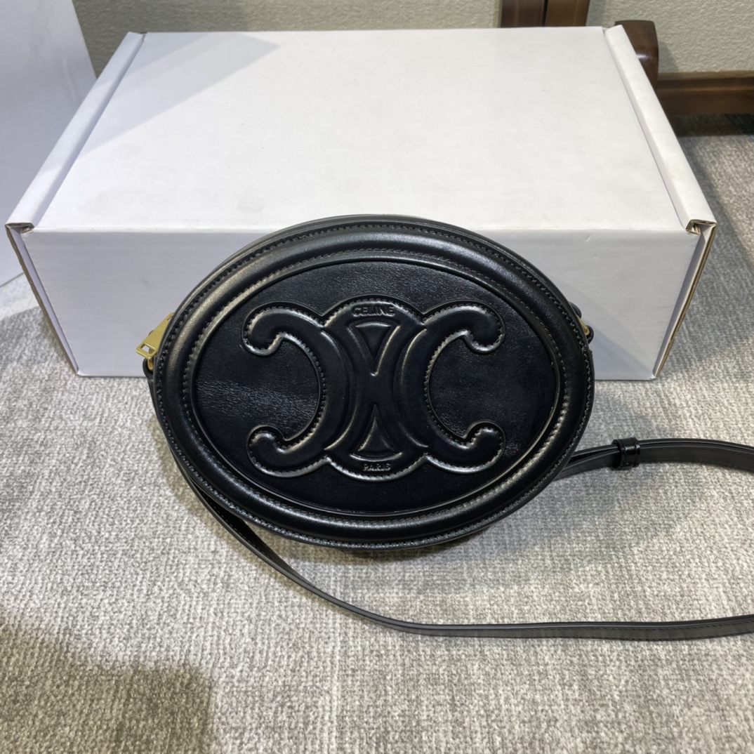 NO:209537,Celin Small Round Cake 198603# Small mobile phone bag, with great appearance, casual styling, a must-have street photography!  Size 20 15 6cm【with original gift box, Celine, celine, celine19860909Celin 小圆饼 198603# 小号手机包,颜值爆表,随意凹造型,街拍必备！尺寸20 15 6cm【配原厂礼品盒,赛琳celine,celine,celine,Bag