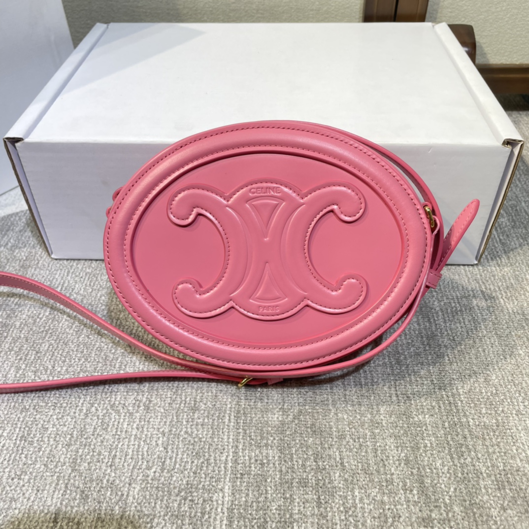 NO:209544,Celin Small Round Cake 198603# Small mobile phone bag, with great appearance, casual styling, a must-have street photography!  Size 20 15 6cm [with original gift box], Celine, Celine, Celine19860909Celin 小圆饼 198603# 小号手机包,颜值爆表,随意凹造型,街拍必备！尺寸20 15 6cm【配原厂礼品盒】,赛琳celine,celine,celine,Bag