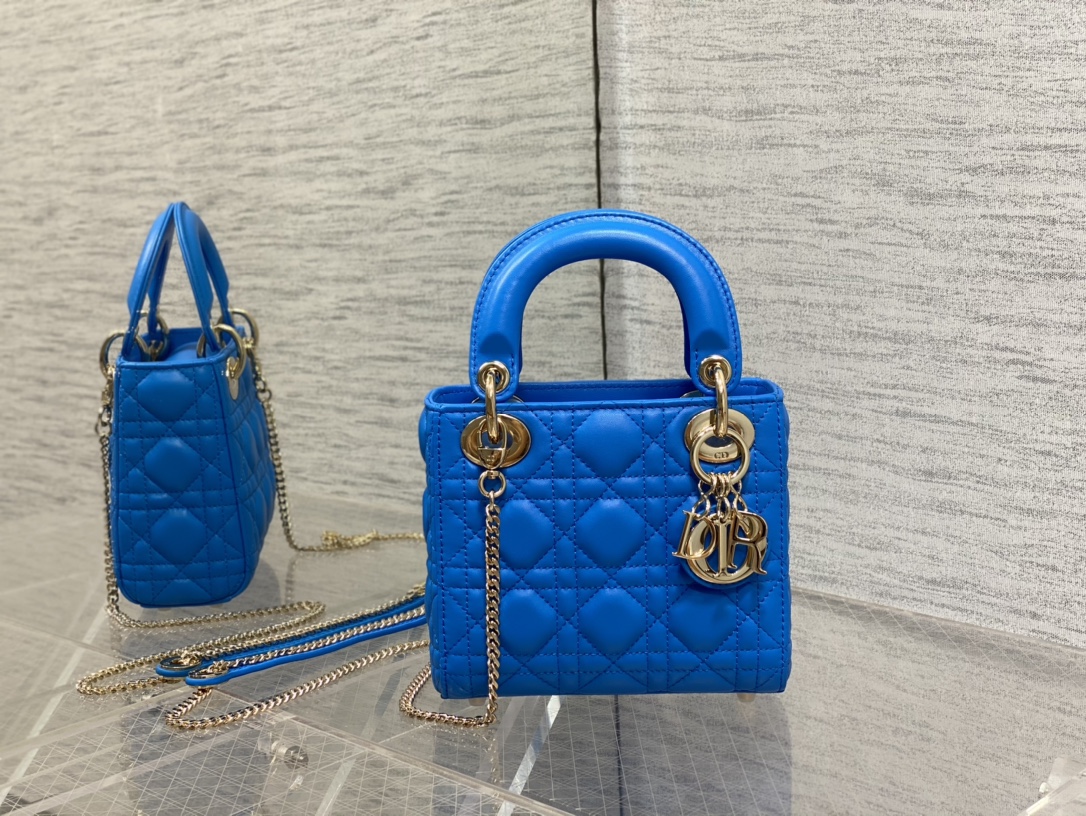 NO:939082,The three-compartment candy blue Classic Lady bag is in stock. It is a must-have three-compartment bag for everyone. It is charming, elegant and full of aura. It is also full of femininity when carried cross-body, and has a classic fashion style. It is a beautiful bag that everyone has on Instagram and many fashion icons. Don’t miss it. Size 17cm, Dior Dior original leather, dior, dior, Hermes,19860909三格糖果蓝现货 Classic Lady戴妃包,人手一个必备的三格小包.迷人优雅又气场十足,斜挎手拎也是女人味十足,经典时尚风格.ins和众多时尚icon都人手一个的美包,别错过哦 size17cm,Dior迪奥戴妃原厂皮,dior,dior,Hermes,,Bag