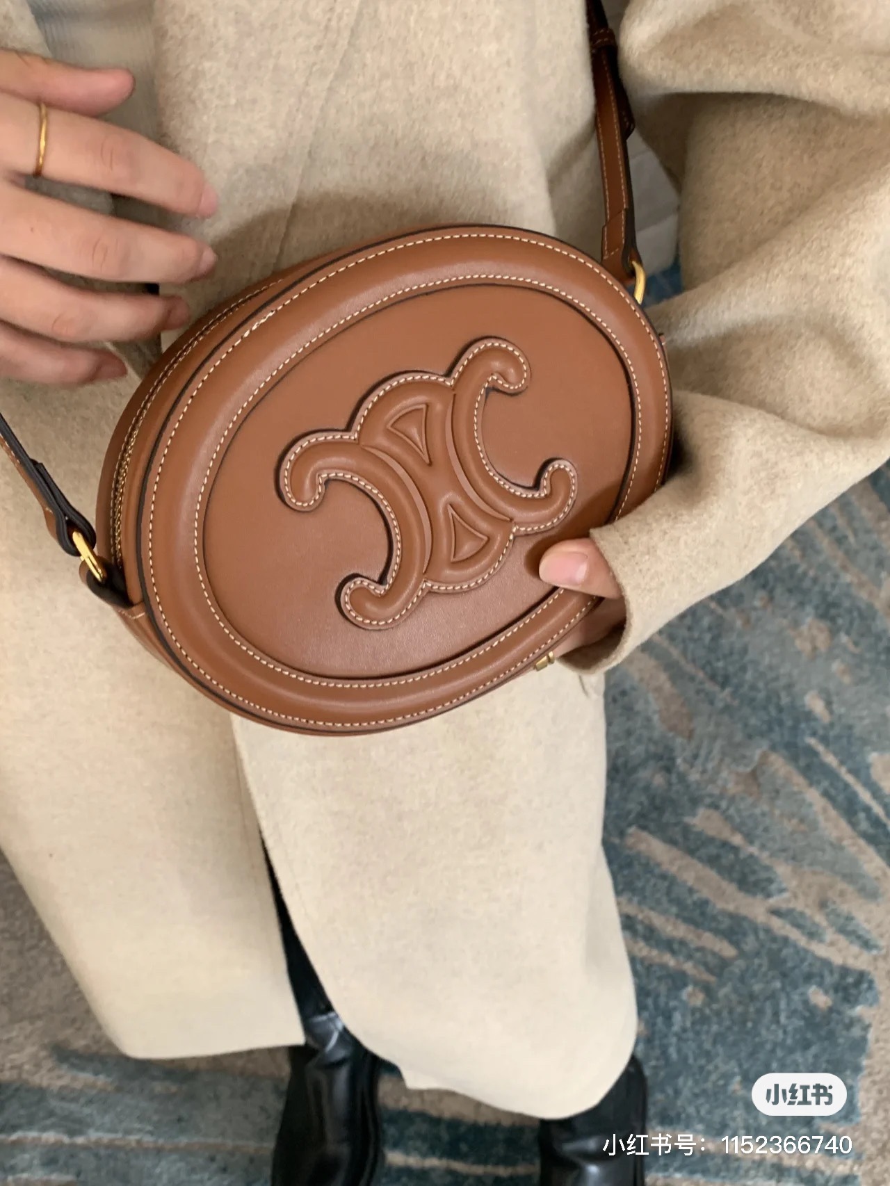 NO:209487,Large mooncake bag!  Look at this original Apple camera, the texture is so close to it. How great is the real thing I hold in my hand? And today I brought 3 mobile phones and 1 electric bank when I put it in. It was more than enough for the capacity!  Everyone calls this mooncake bag, or pig nose bag, it's really fashionable!  ,Celline,celine,celine19860909大号的月饼包包！看看这苹果原相机 这么近质感都这么好~你说我手上拿的实物到 底是有多绝绝子~ 而且今天出门带了3部手机1个电宝放进去都是绰 绰有余的容量！ 这只大家都叫它月饼包,也可以叫猪鼻子包,真 的吼洋气！,赛琳celine,celine,celine,Bag