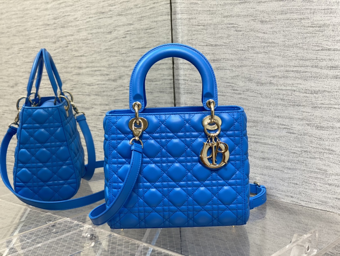 NO:939064,Five-compartment candy blue ready-made Lady's latest five-compartment clamshell sheepskin five-compartment, a classic upgrade, the previous scratchy zipper design has been changed, it is so considerate, after being hurt by various zipper bags, I really like the new five-compartment clamshell design, the capacity is perfect, and it looks good when carried diagonally. The retro rhombus and enduring bag shape are a classic bag that every girl deserves to have  size:24cm, Dior original leather, dior, dior, sheepskin, Hermes,19860909五格糖果蓝现货 Lady最新翻盖羊皮五格,经典升级,改掉之前刮手的拉链设计,实在是太贴心了,被各种拉链包伤害后,真的非常喜欢新款五格的翻盖设计,容量满分,手拎斜跨都好看,复古的菱格和经久不衰的包形,是每个女孩子都值得拥有的经典包 size:24cm,Dior迪奥戴妃原厂皮,dior,dior,sheepskin,Hermes,,Bag