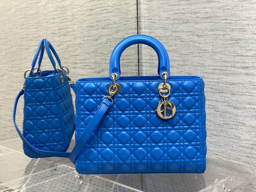 NO:939055,Seven-compartment candy blue ready-made Lady's latest clamshell sheepskin seven-compartment, classic upgrade, change the previous scratchy zipper design, it is so considerate, after being hurt by various zipper bags, I really like the new five-compartment clamshell design, the capacity is perfect, it looks good when carried cross-body, the retro rhombus and the enduring bag shape, it is a classic bag that every girl deserves to have  size:32cm, Dior original leather, dior, dior, sheepskin, Hermes,19860909七格糖果蓝现货 Lady最新翻盖羊皮七格,经典升级,改掉之前刮手的拉链设计,实在是太贴心了,被各种拉链包伤害后,真的非常喜欢新款五格的翻盖设计,容量满分,手拎斜跨都好看,复古的菱格和经久不衰的包形,是每个女孩子都值得拥有的经典包 size:32cm,Dior迪奥戴妃原厂皮,dior,dior,sheepskin,Hermes,,Bag