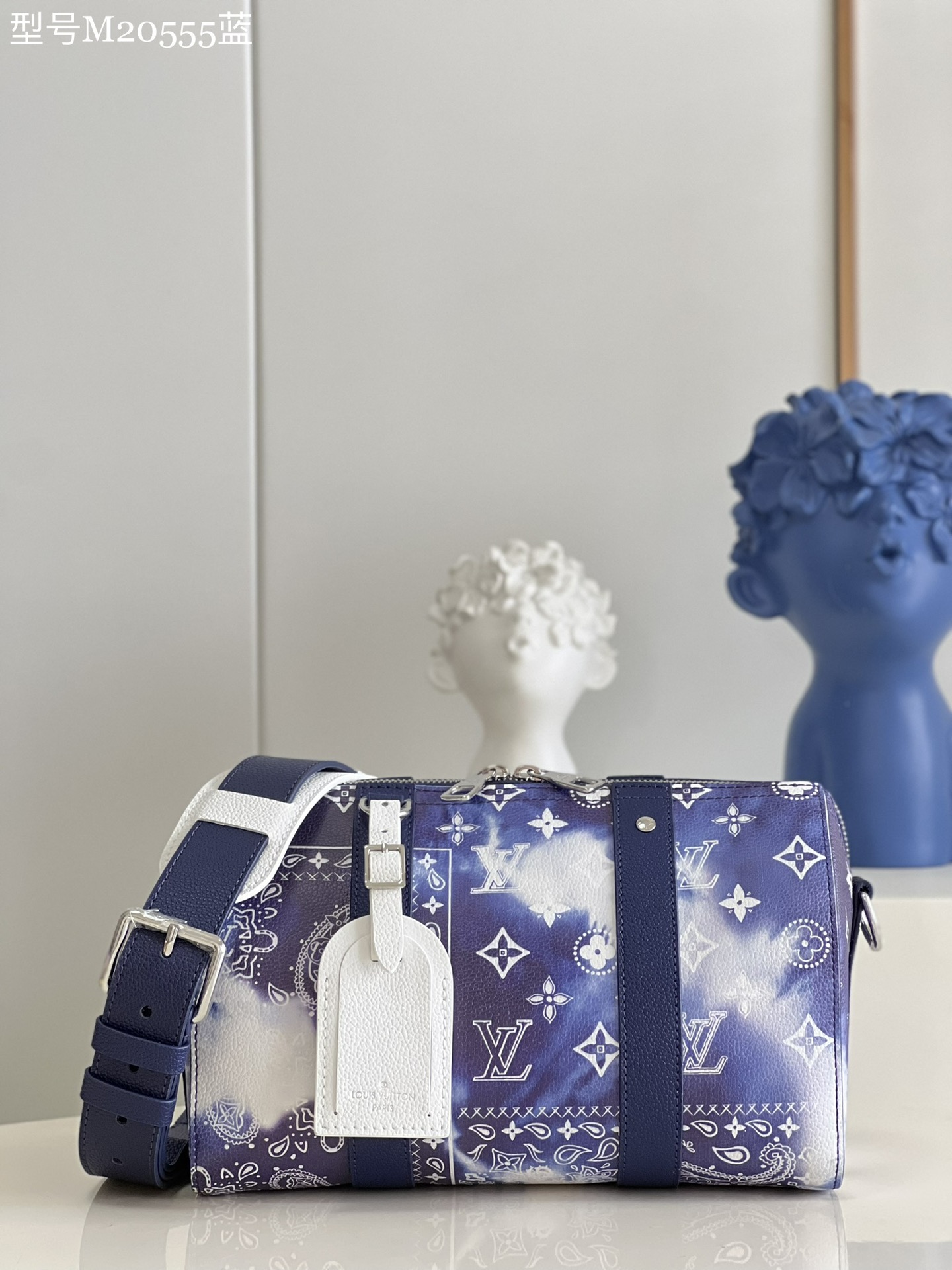 NO:398929,【Exclusive real photo M20555 blue】This City Keepall handbag shows the calmness and elegance of Monogram Bandana print. The cowhide body combines leather trim and leather brand, the zipper main compartment is matched with fabric lining. The shoulder strap is adjustable. Detailed features 27 x 17 x 13 cm (length x height x width) Z.780,LV [original leather],louis vuitton,cowhide19860909【独家实拍M20555蓝】本款 City Keepall 手袋展现 Monogram Bandana 印花的从容与雅致.牛皮革包身结合皮革饰边和皮革名牌,拉链主隔层搭配织物内衬.肩带可调节.详细特征27 x 17 x 13 厘米 (长度 x 高 x 宽) Z.780,LV【原厂皮】,louis vuitton,cowhide,Bag