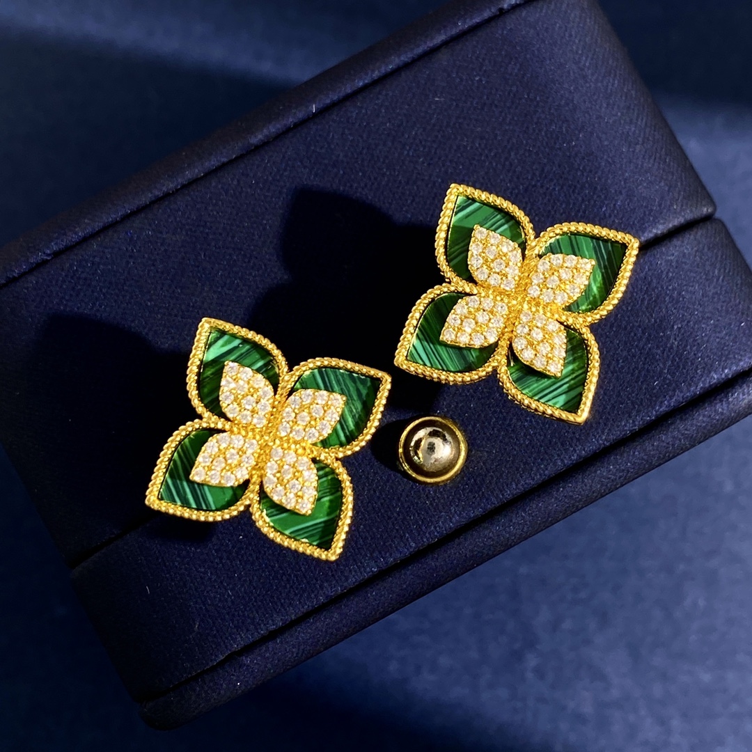 Pendientes Van Cleef Arpels Constantin Four Leaf Flower Oro amarillo con pavé de diamantes transparentes disponibles con incrustaciones de nácar malaquita u ónix de 15 mm de diámetro