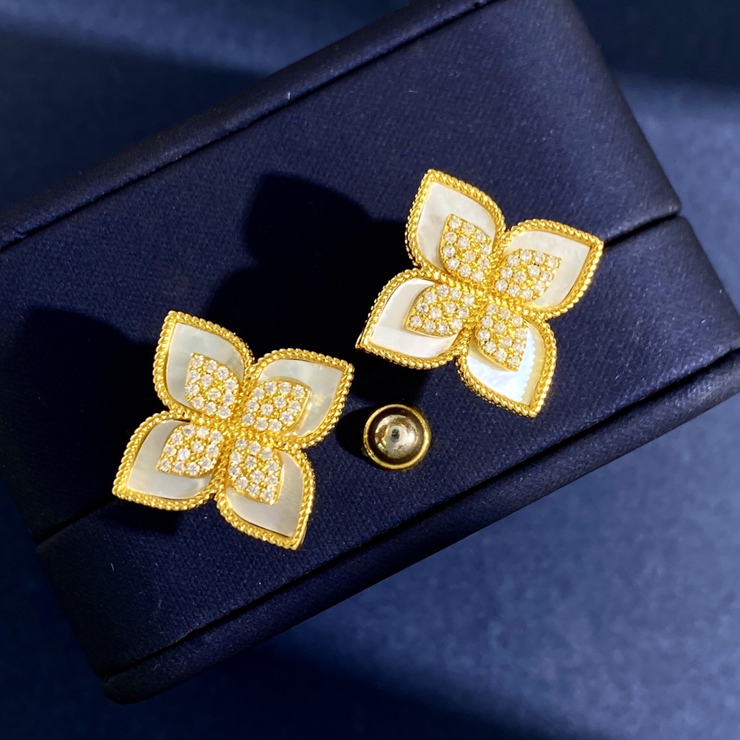 Pendientes Van Cleef Arpels Constantin Four Leaf Flower Oro amarillo con pavé de diamantes transparentes disponibles con incrustaciones de nácar malaquita u ónix de 15 mm de diámetro