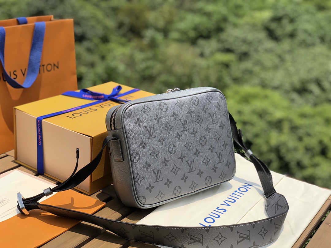 🌼 m30830尺寸29.5×20×10.5cmLV OUTDOOR 男士邮差包，非常独特的银色配老花，