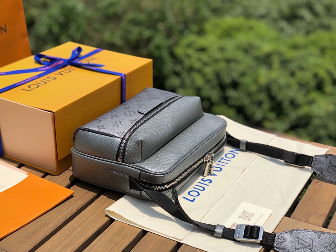 🌼 m30830尺寸29.5×20×10.5cmLV OUTDOOR 男士邮差包，非常独特的银色配老花，