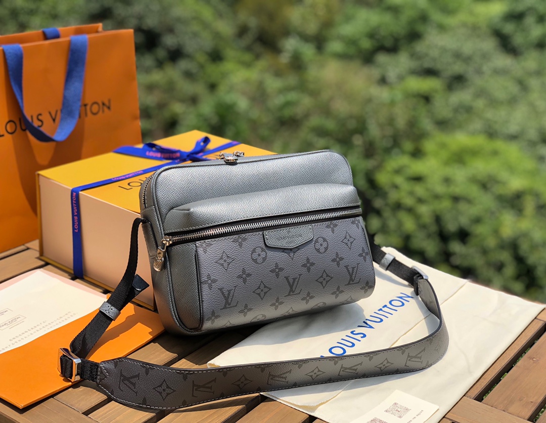 🌼 m30830尺寸29.5×20×10.5cmLV OUTDOOR 男士邮差包，非常独特的银色配老花，