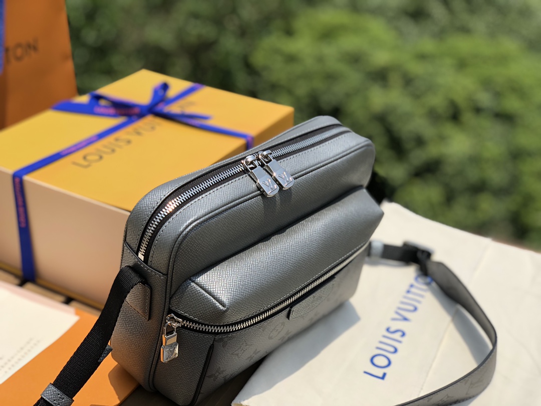 🌼 m30830尺寸29.5×20×10.5cmLV OUTDOOR 男士邮差包，非常独特的银色配老花，