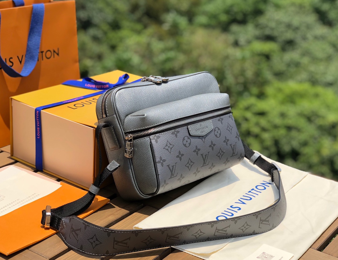 🌼 m30830尺寸29.5×20×10.5cmLV OUTDOOR 男士邮差包，非常独特的银色配老花，